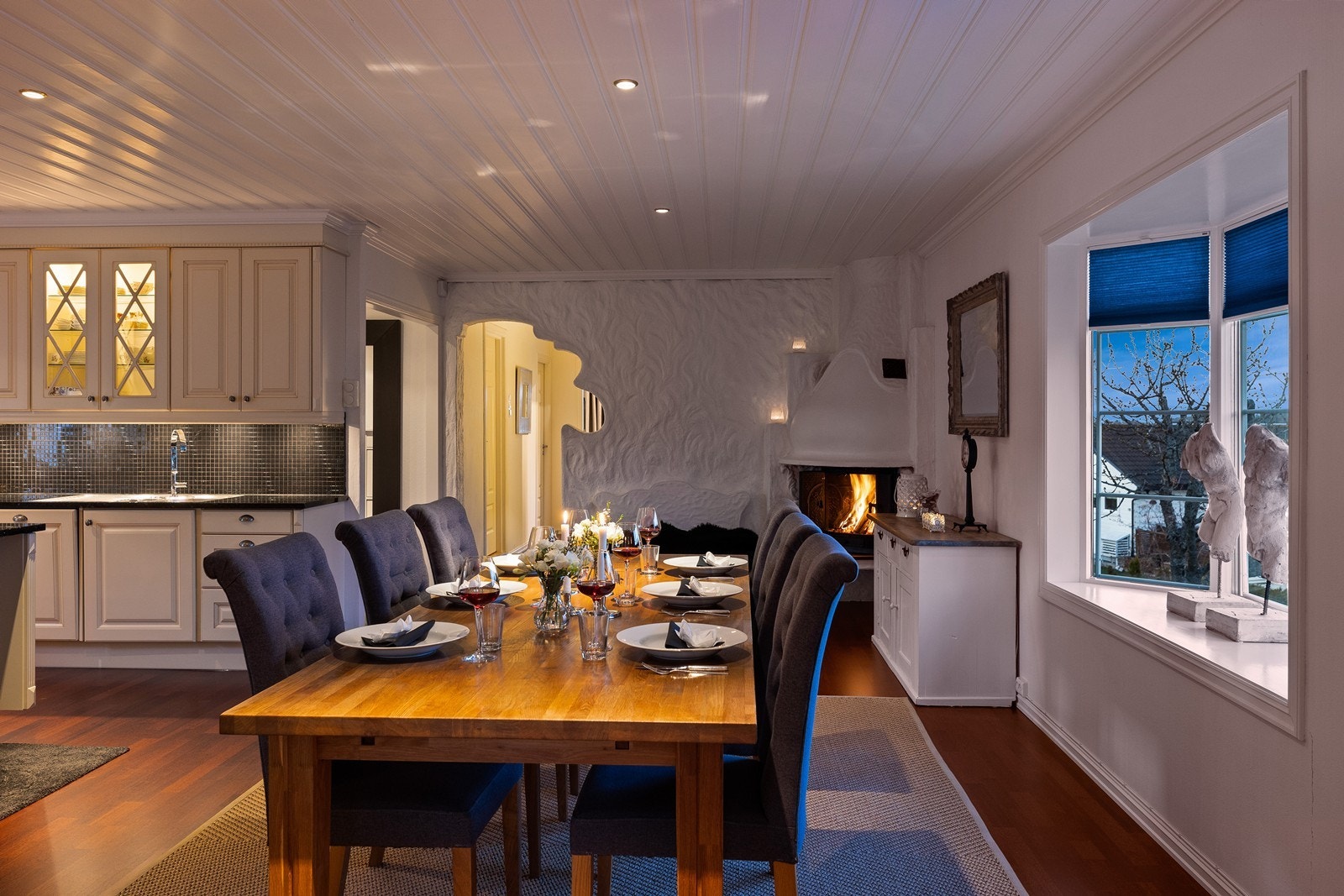 Spisestuen får sin naturlige plassering ved kjøkkenet. Her kan du enkelt innrede en større spisegruppe med plass til hele familien eller gode venners lag. Galleribilde