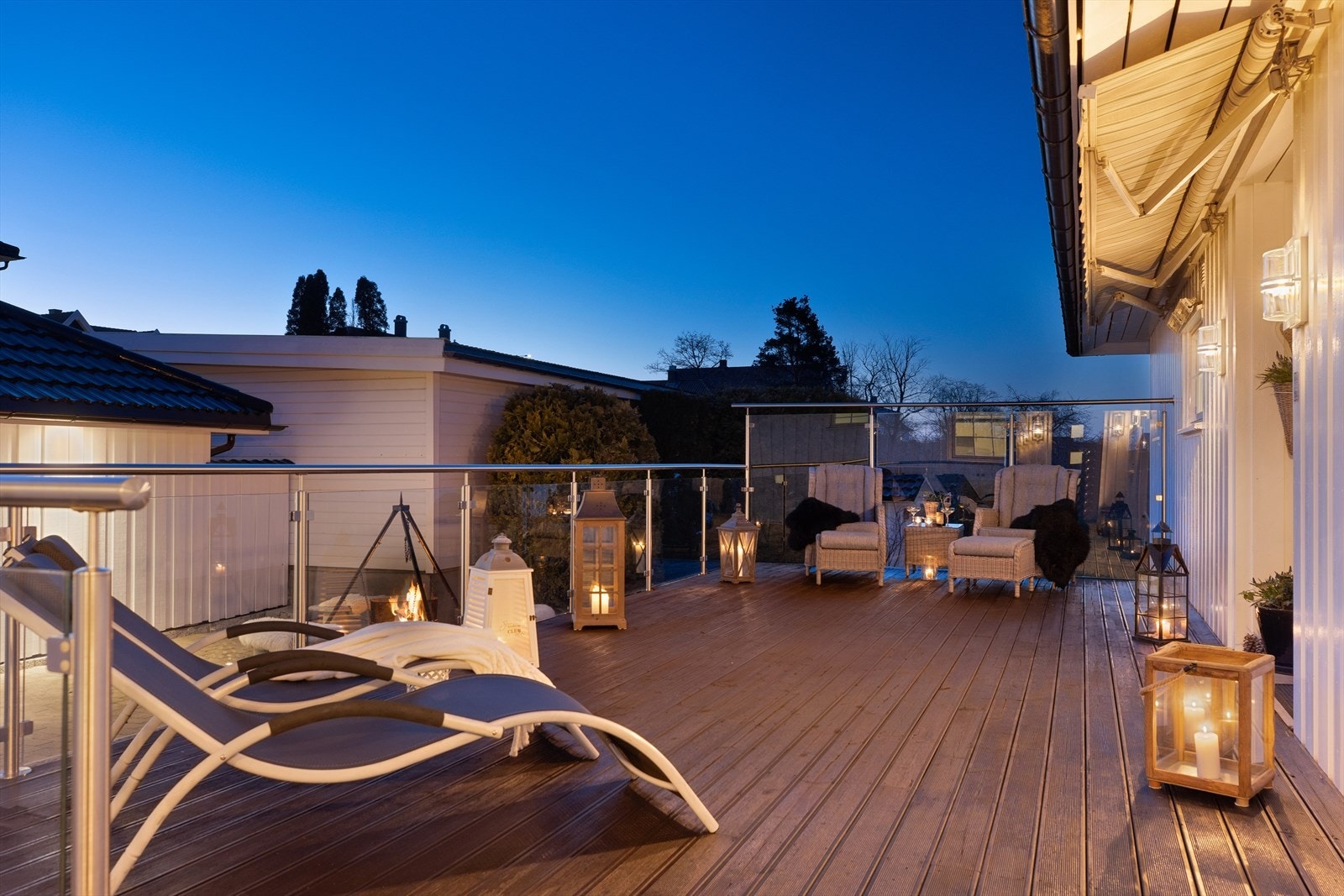 Den store terrassen kan enkelt innredes med både solsenger, lounge og spisegruppe. Galleribilde