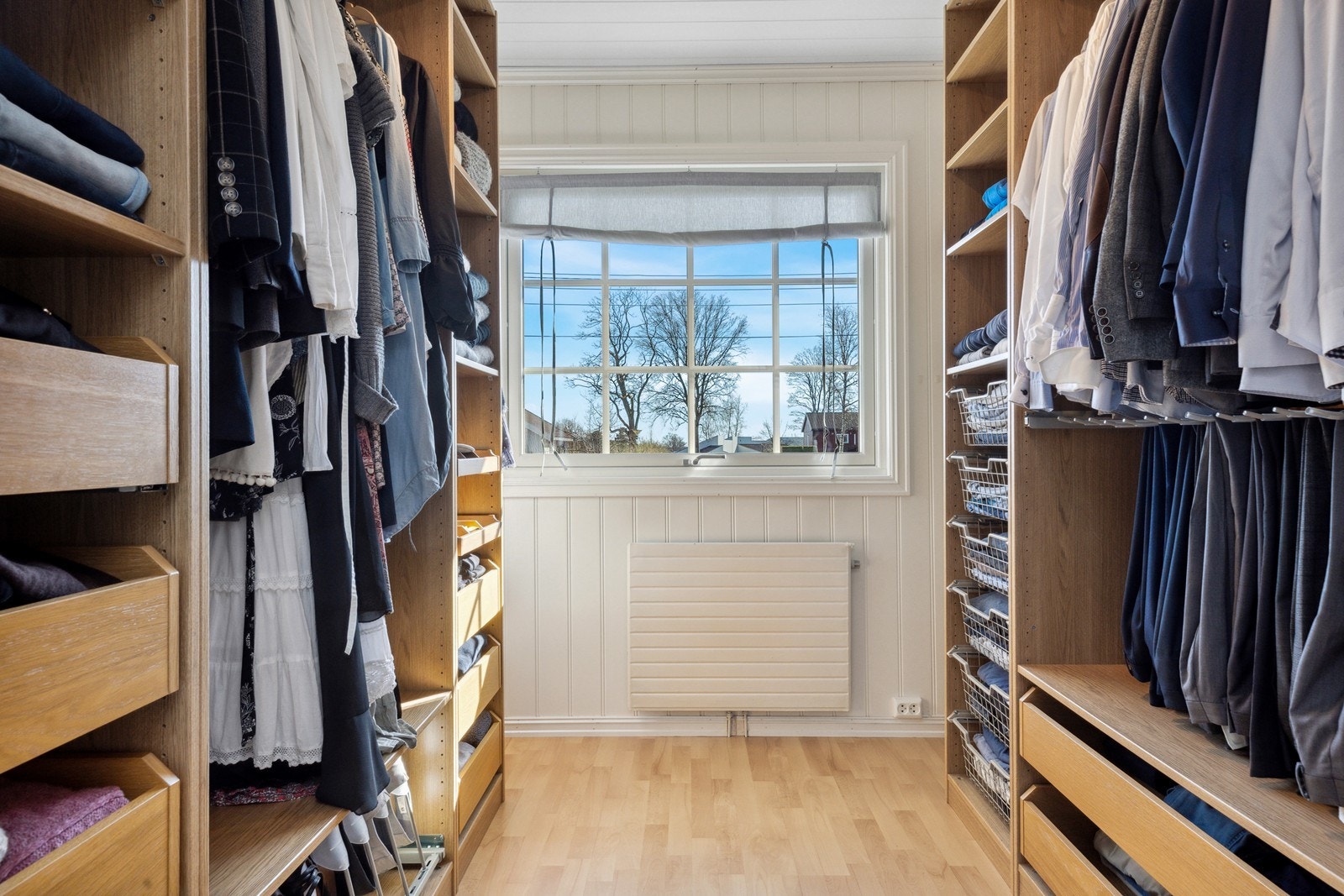 Det ene soverommet er i dag innredet som walk-in-closet. Galleribilde