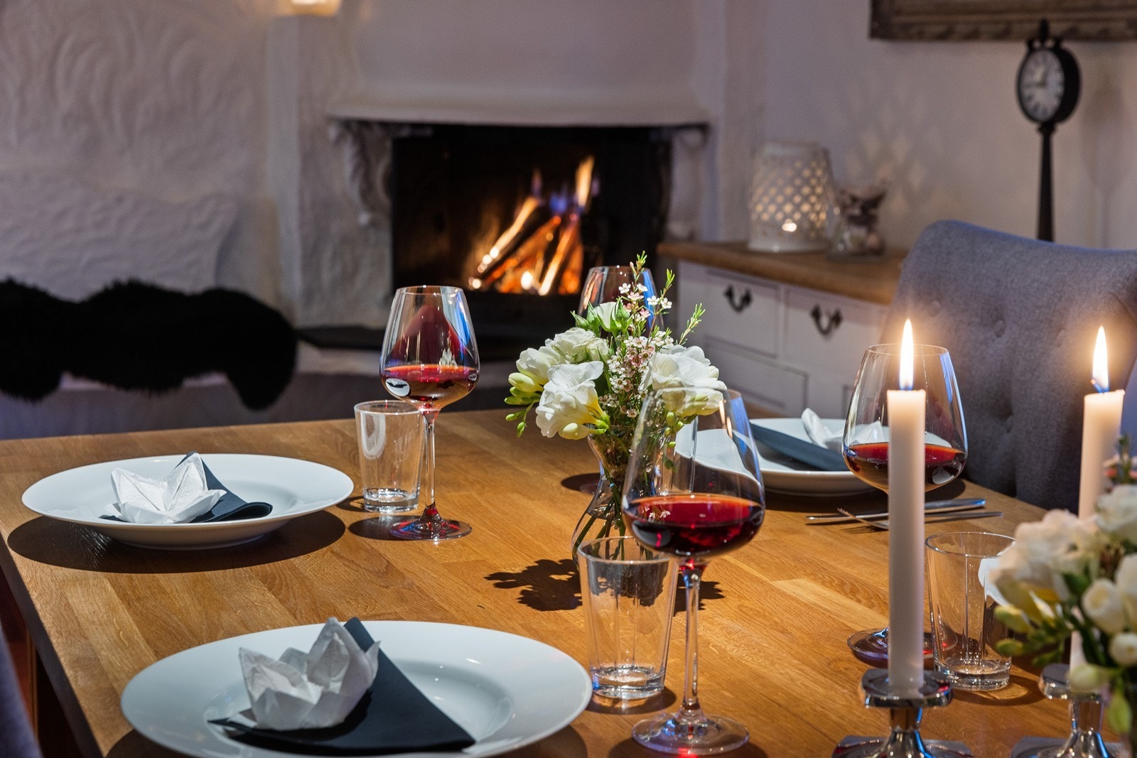 Boligens andre peisovn er på kjøkkenet og bidrar til god og lun stemning ved middagsbordet på vinterhalvåret. Galleribilde