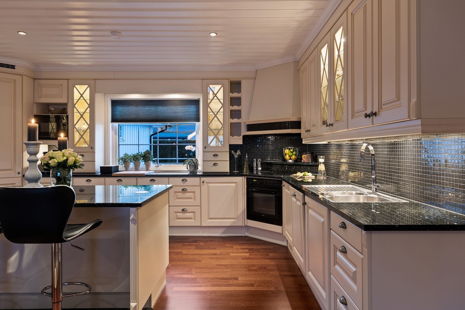 Det er montert vannstoppersystem for ekstra sikkerhet og lys under overskap for ekstra benkebelysning. Galleribilde