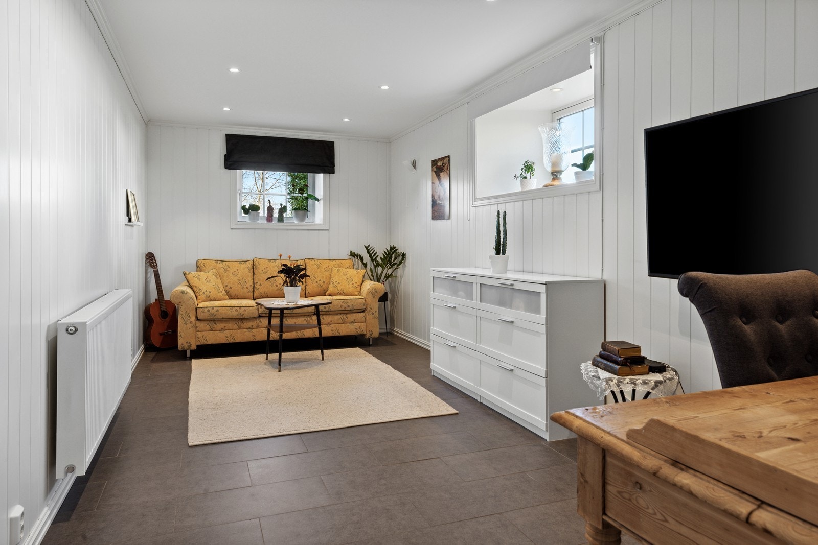 Stuen rommer god plass til å innredes med blant annet sofagruppe og spisegruppe. Galleribilde