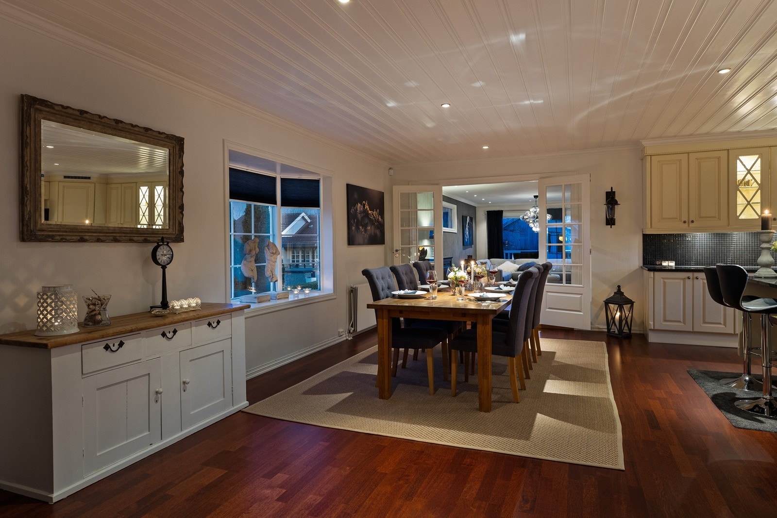 De store vindusflatene bidrar godt til natur lysinnslipp på dagtid. Galleribilde