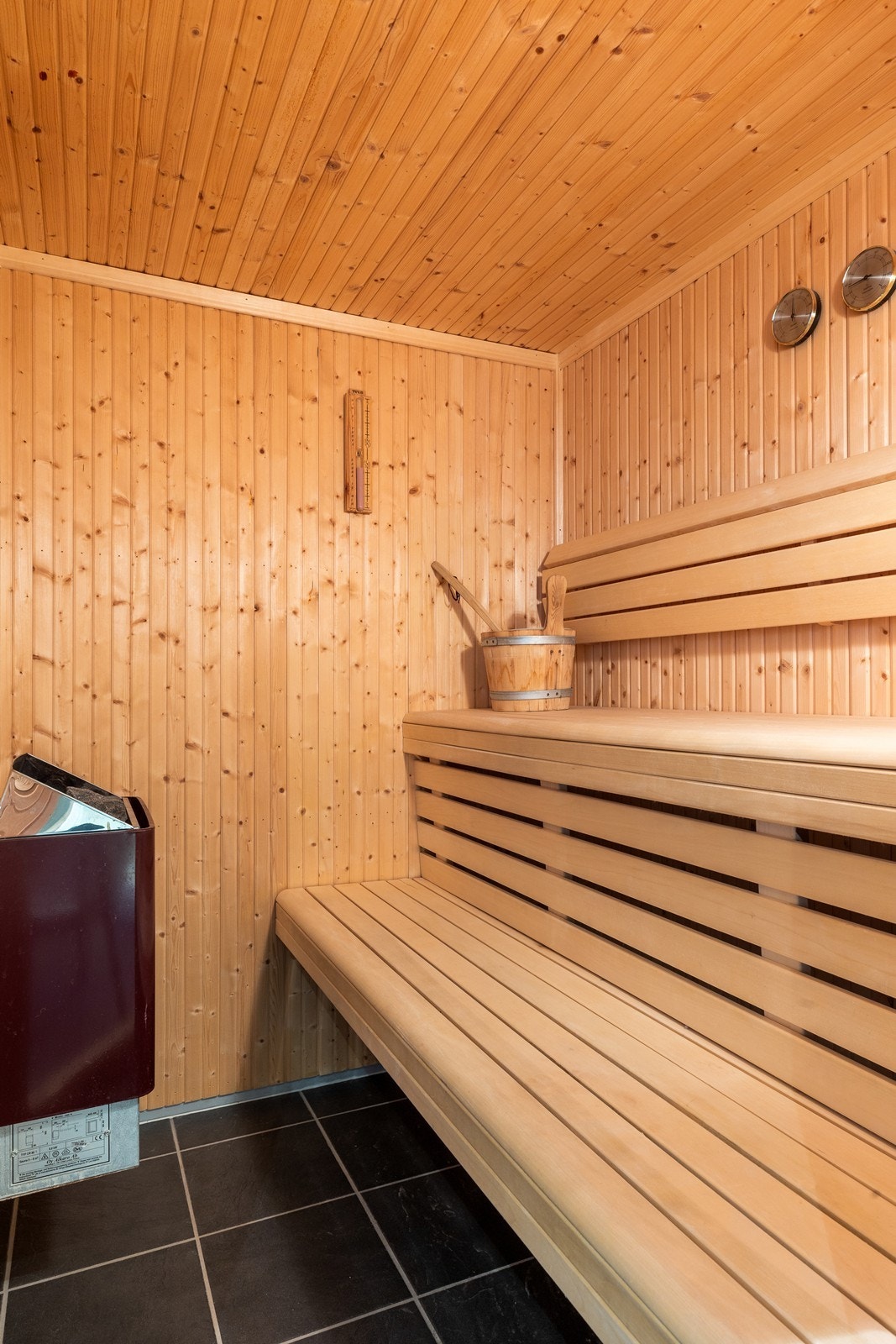 Badet har adkomst til badstue med dobbel benk. Galleribilde