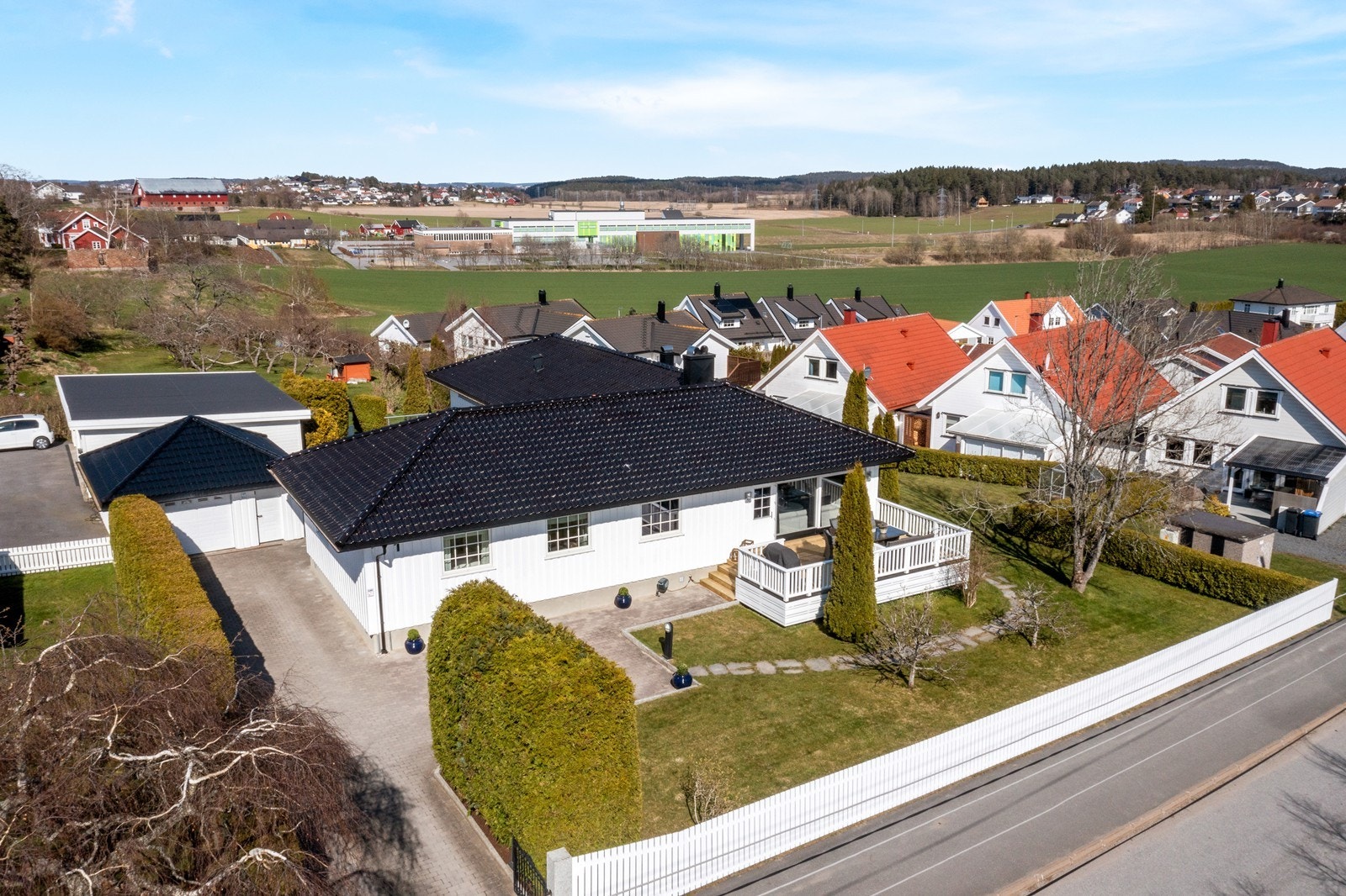 Dette er en stor og flott eiendom som er jevnlig vedlikeholdt og beliggende i et etablert og barnevennlig boligområde. Galleribilde