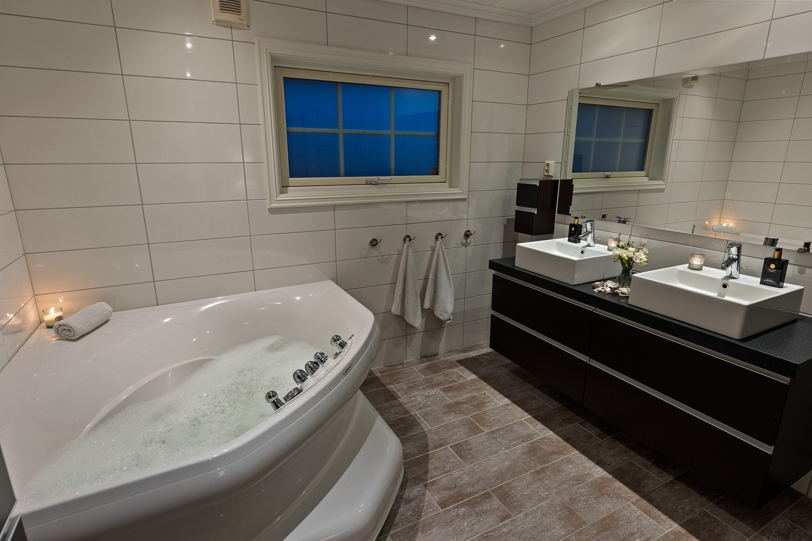 Bad 2 i hovedetasje er helfliset med elektriske varmekabler og vannbåren gulvvarme samt downlights i himling. Galleribilde