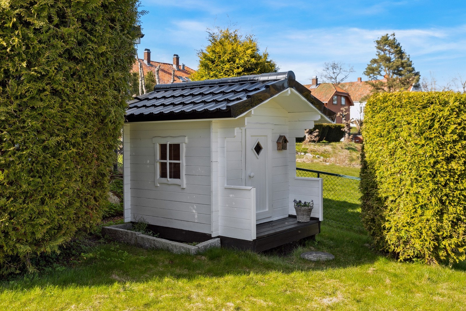 Et lite dukkehus for de minste barna å leke i. Kan ellers brukes som oppbevaring til diverse utstyr. Galleribilde