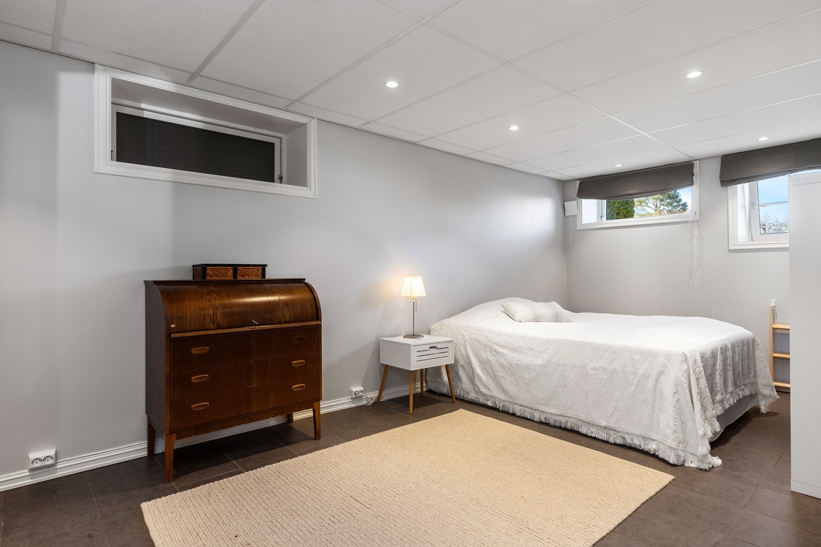 Romslig soverom med god plass til stor seng, nattbord, garderobeløsning og ytterligere møblement. Galleribilde