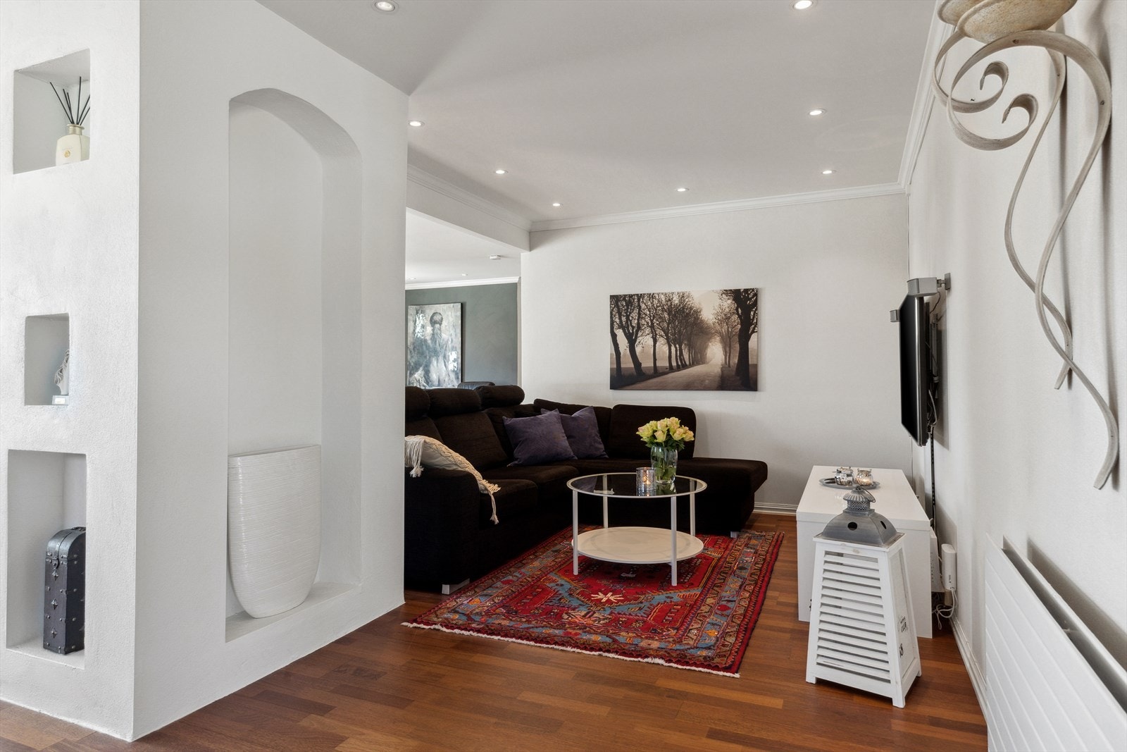 Utformingen av stue tillater deg å innrede flere forskjellige soner i samme rom. Galleribilde