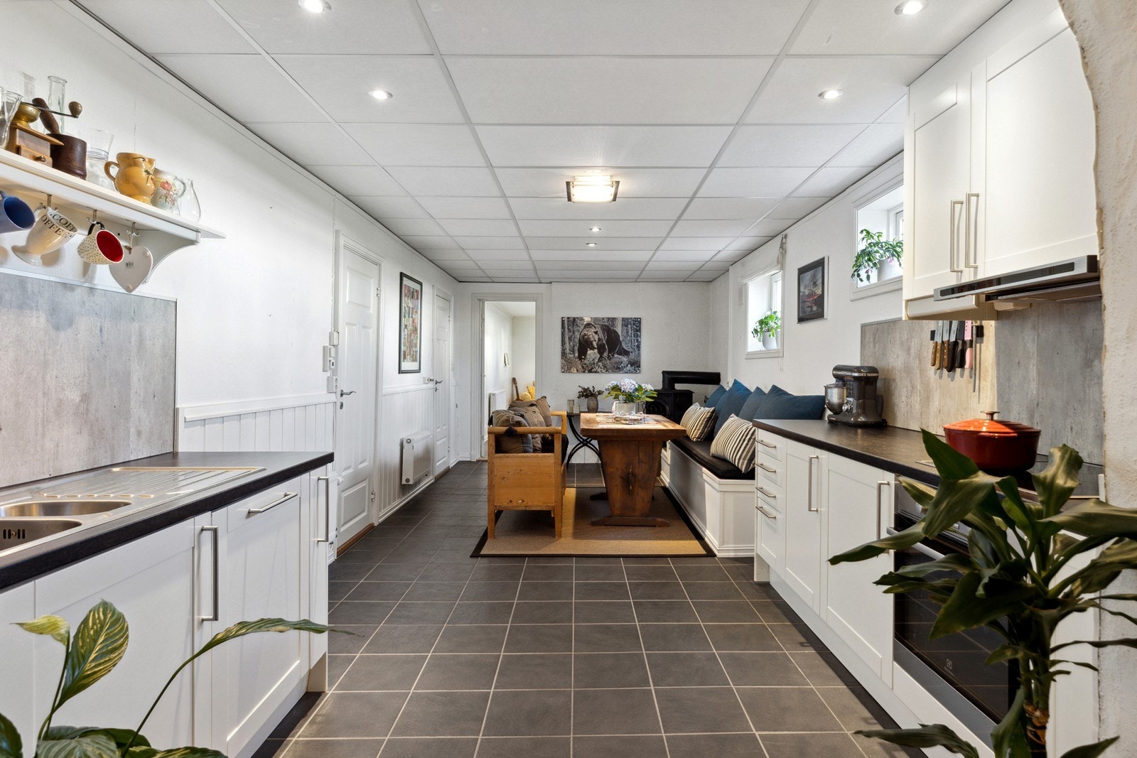 Her er integrert stekeovn, platetopp og oppvaskmaskin samt plass til frittstående kjøleskap. Også her er det montert vannstoppersystem for som et sikkerhetstiltak. Galleribilde