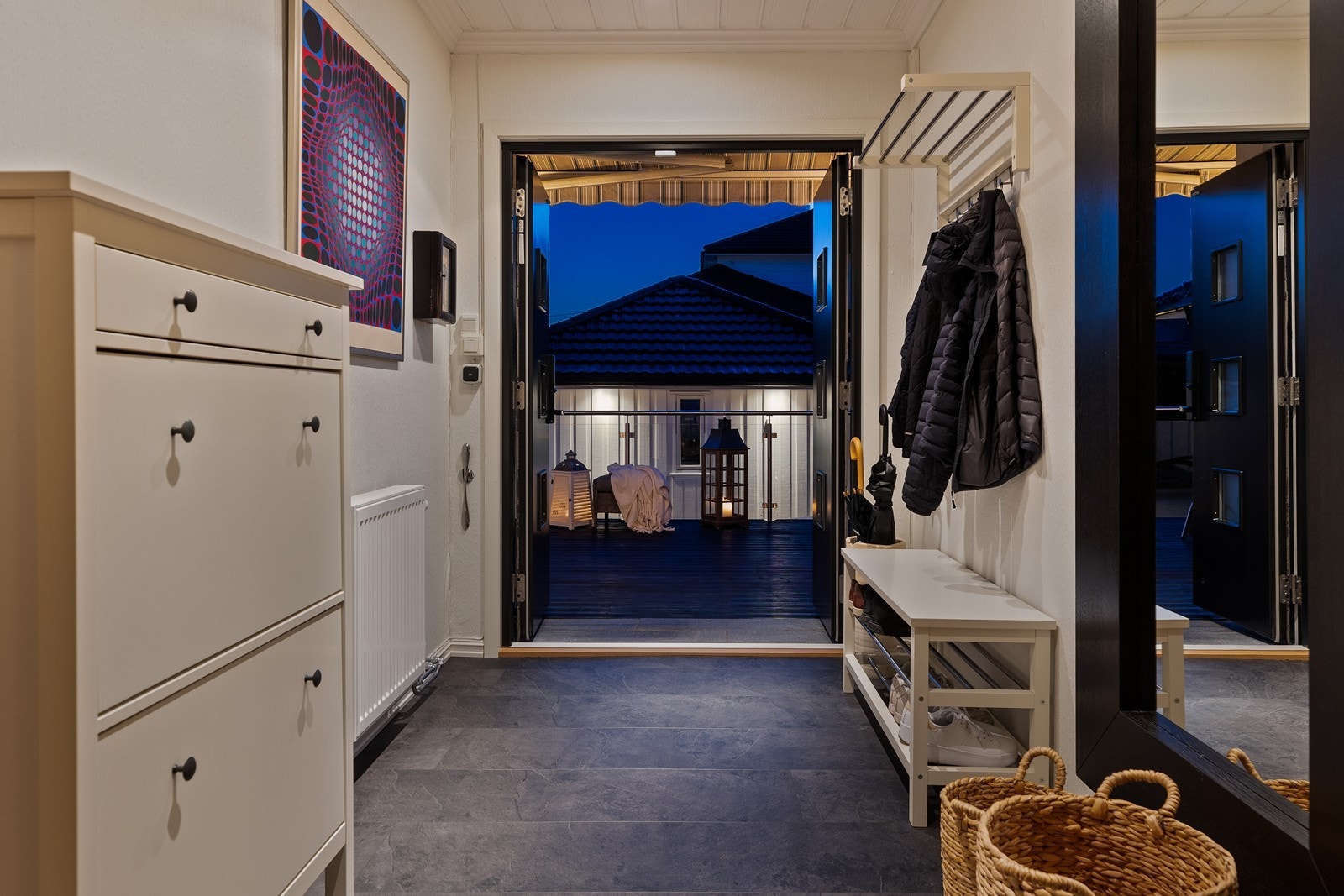 Eiendommen har to inngangspartier i hovedetasjen. Her er god plass til oppbevaring av yttertøy og sko. Galleribilde