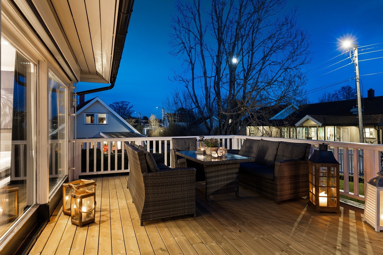 Den sørvendte terrassen har adkomst fra stue og er oppført i impregnert trekonstruksjon og malte materialer i rekkverk. Galleribilde