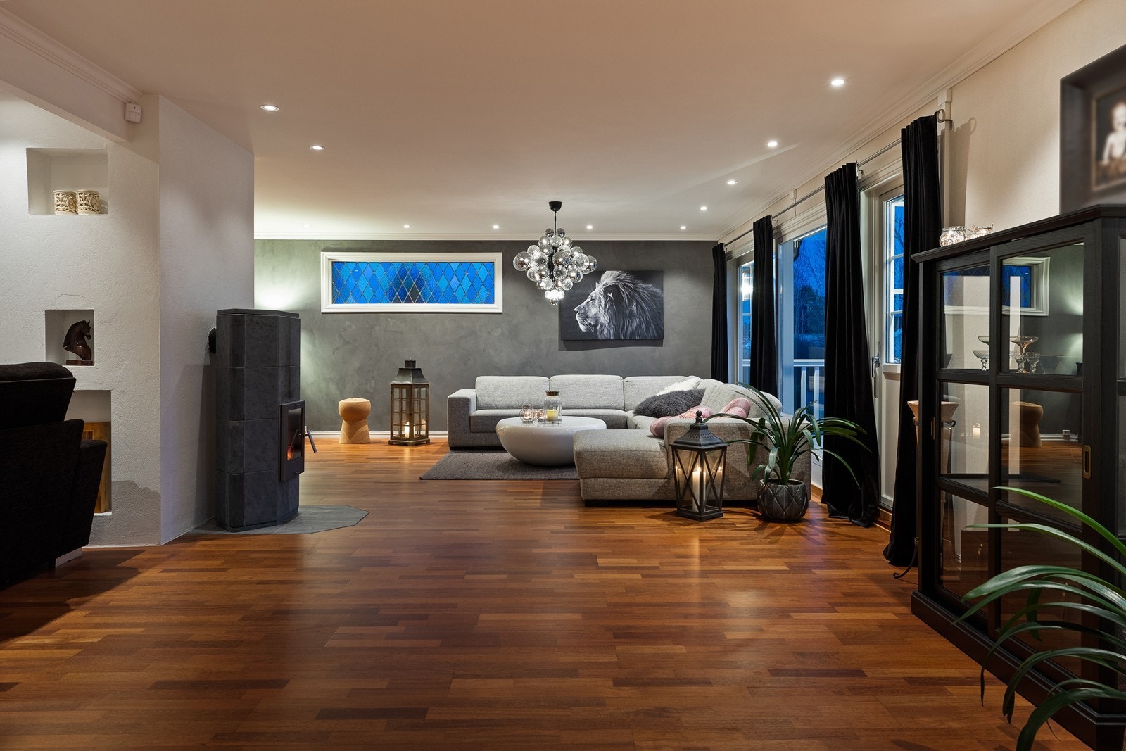 Meget romslig stue med gode innredningsmuligheter og downlights-belysning i himling. Galleribilde