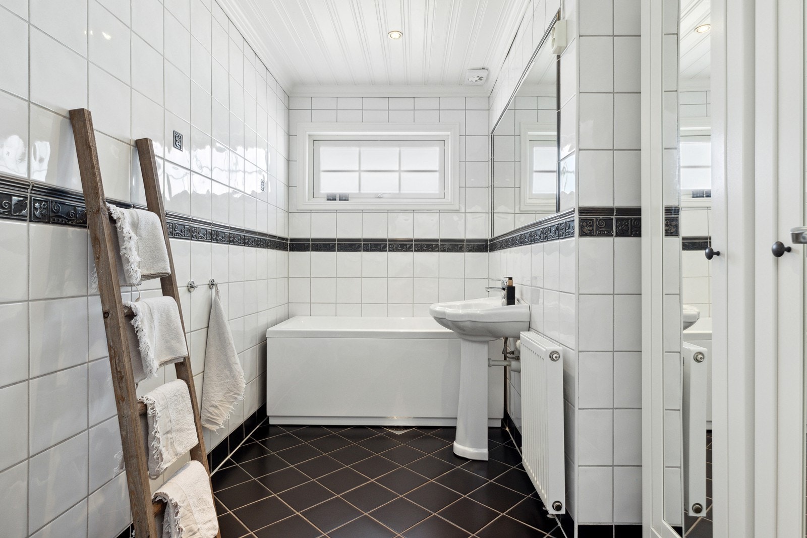 Hovedetasjen har to bad. Bad 1 er helfliset med downlights i himling og innredet med frittstående badekar, servant og toalett. Galleribilde