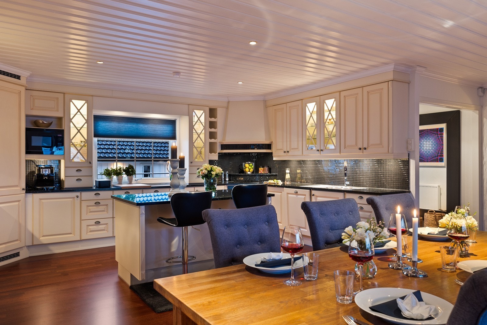 Rikelig med skap- og benkeplass gjør dette til et svært funksjonelt og arbeidsvennlig kjøkken med god plass til å underholde gjester samtidig. Galleribilde