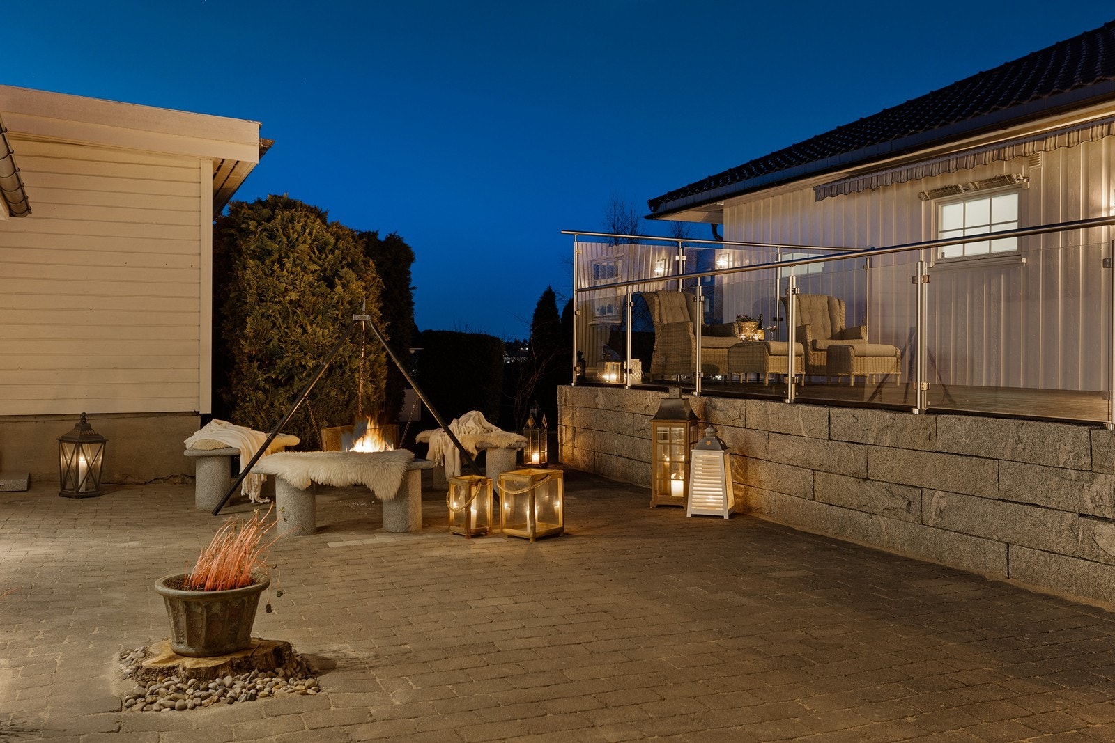 Gårdsplass er lagt med betongstein og har flere bruksområder. Galleribilde