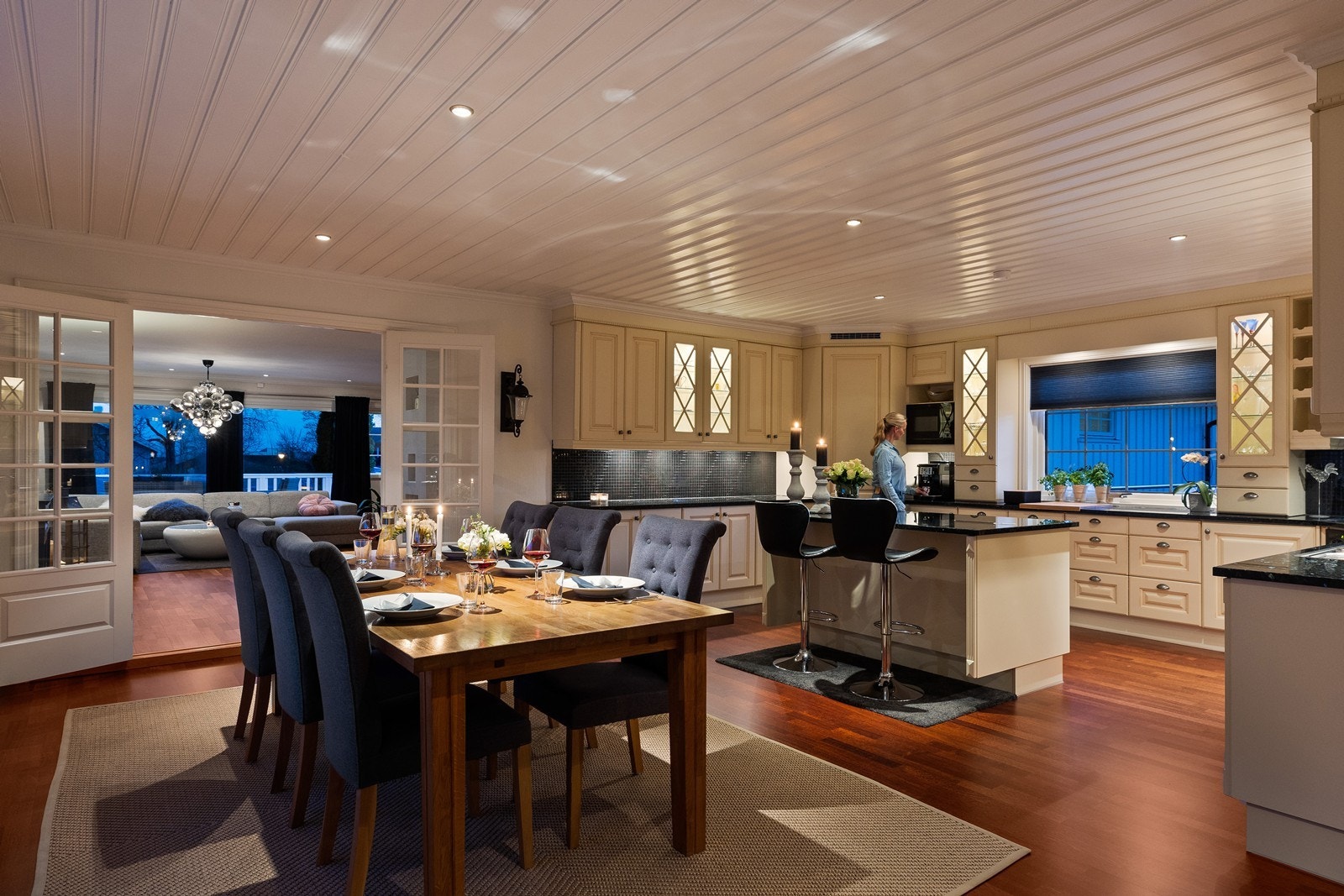 Kjøkkenet kan enkelt adskilles fra stuen med noen lekre innerdører med glassruter. Galleribilde