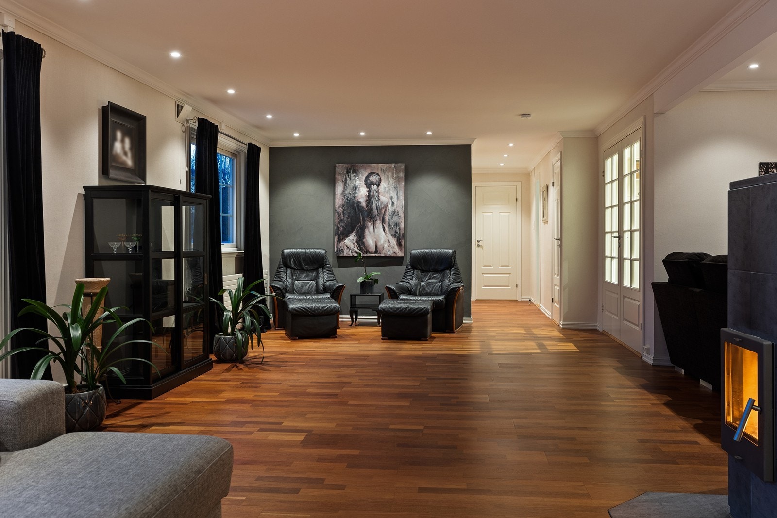 Innvendige overflater består i hovedsak av parkett, laminat og fliser på gulv, tapet, malte flater/malt trepanel på vegger og malte plater og malt trepanel i himling. Galleribilde