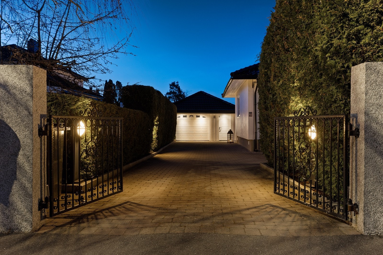 Tomten er inngjerdet og har en motorisert port inn til eiendommen. Galleribilde