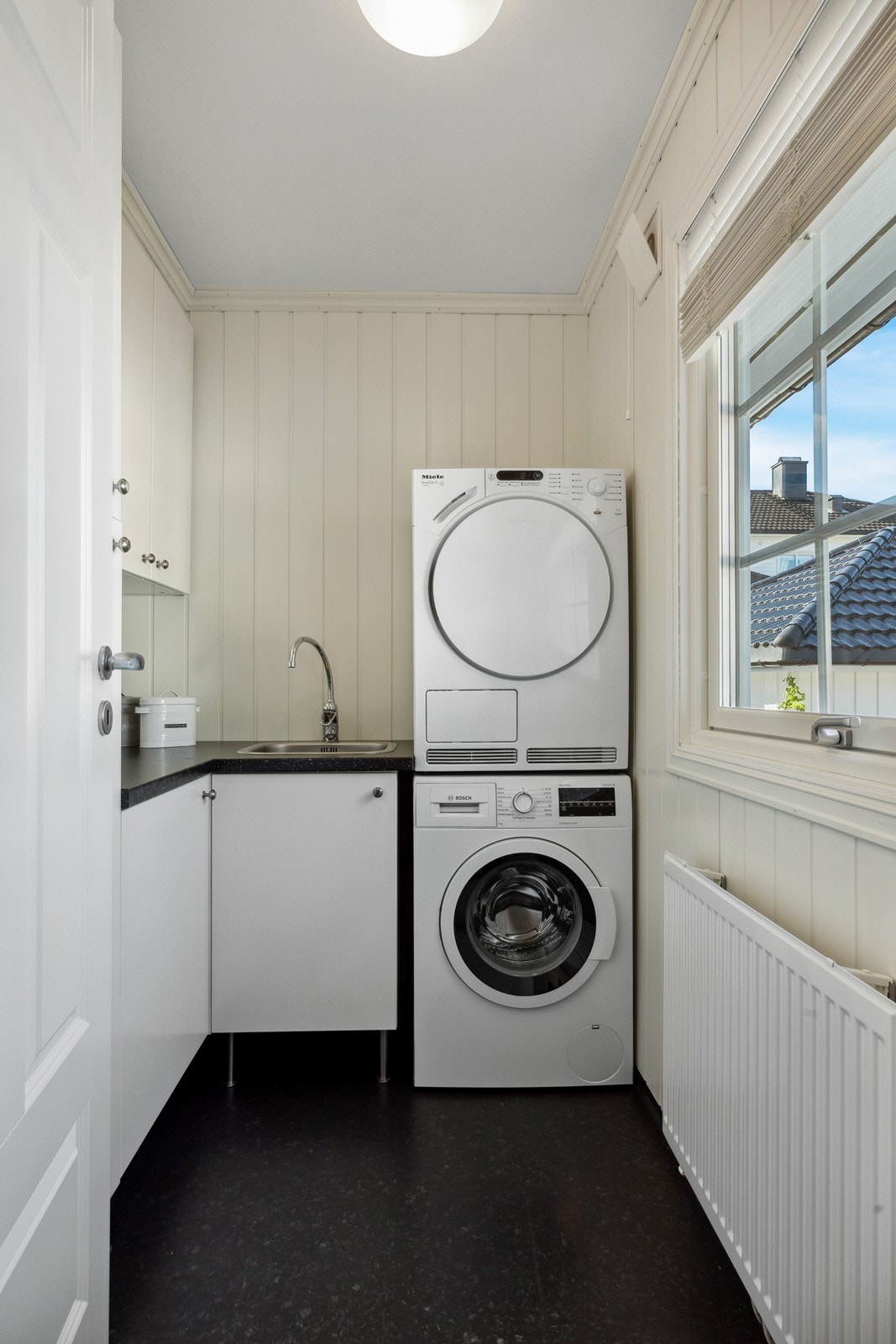 Praktisk vaskerom i hovedetasje godt med skap- og benkeplass samt opplegg og plass til både vaskemaskin og tørketrommel. Galleribilde