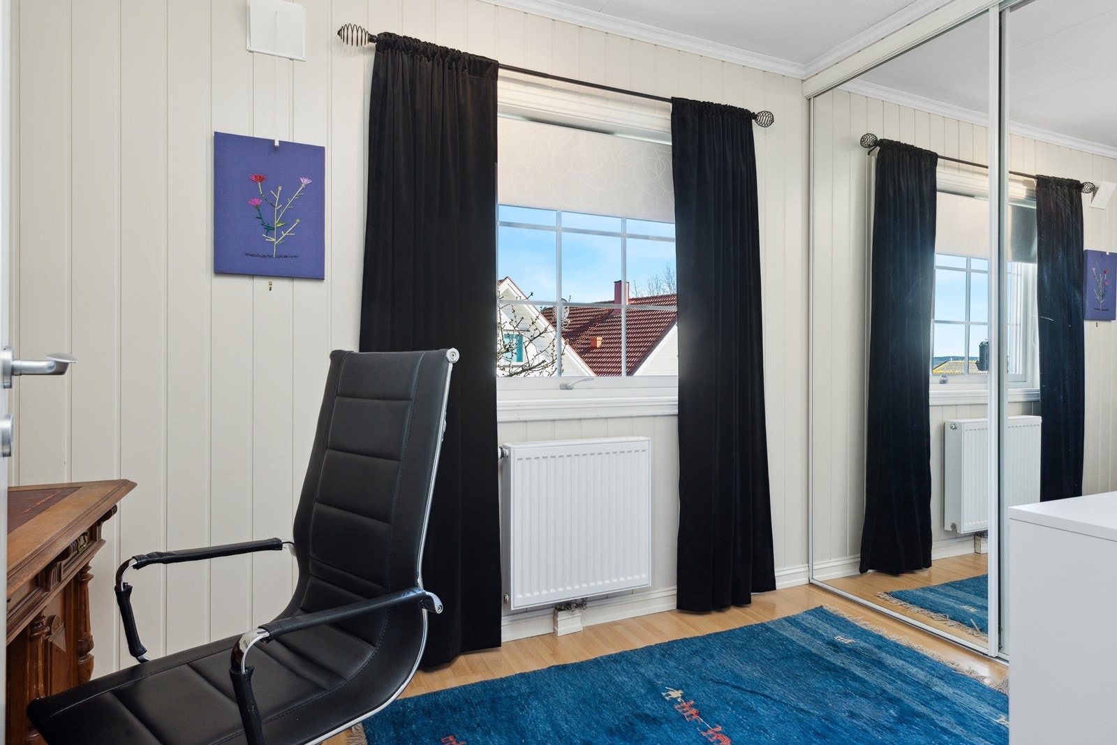 Et soverom benyttes i dag som kontor. Utformingen av rommene gjør det enkelt å innrede etter eget behov og ønske. Galleribilde