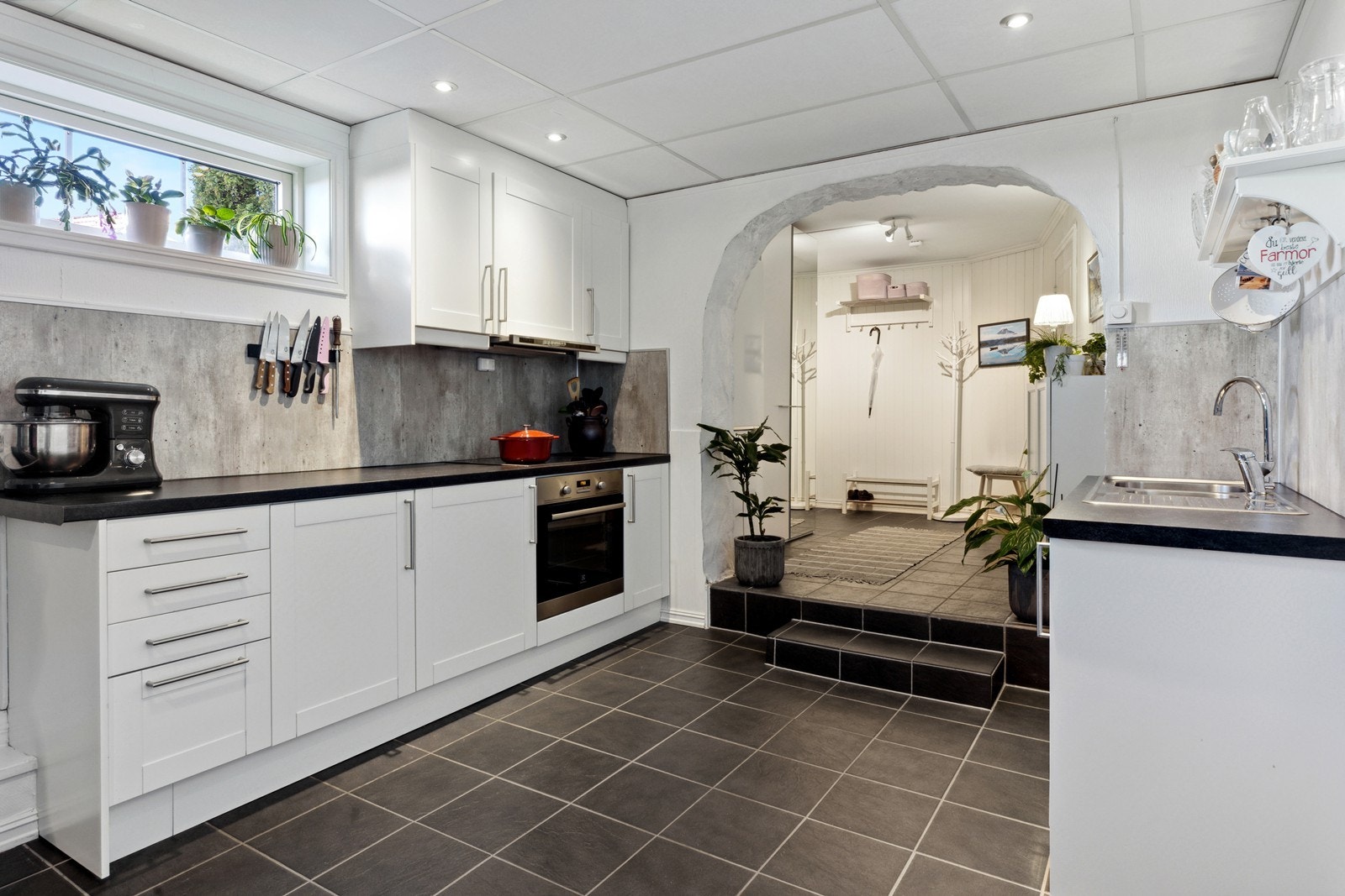 Hvitt kjøkken med profilerte fronter og laminat benkeplate. Galleribilde