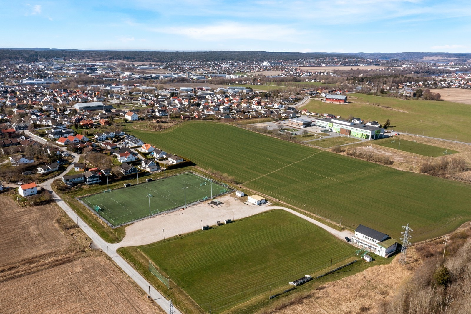 Nærområdet. Det er kort gangavstand til flere skoler, barnehager, dagligvare og offentlig transport. Fotballbanen ligger innerst i aktuelt nabolag. Galleribilde