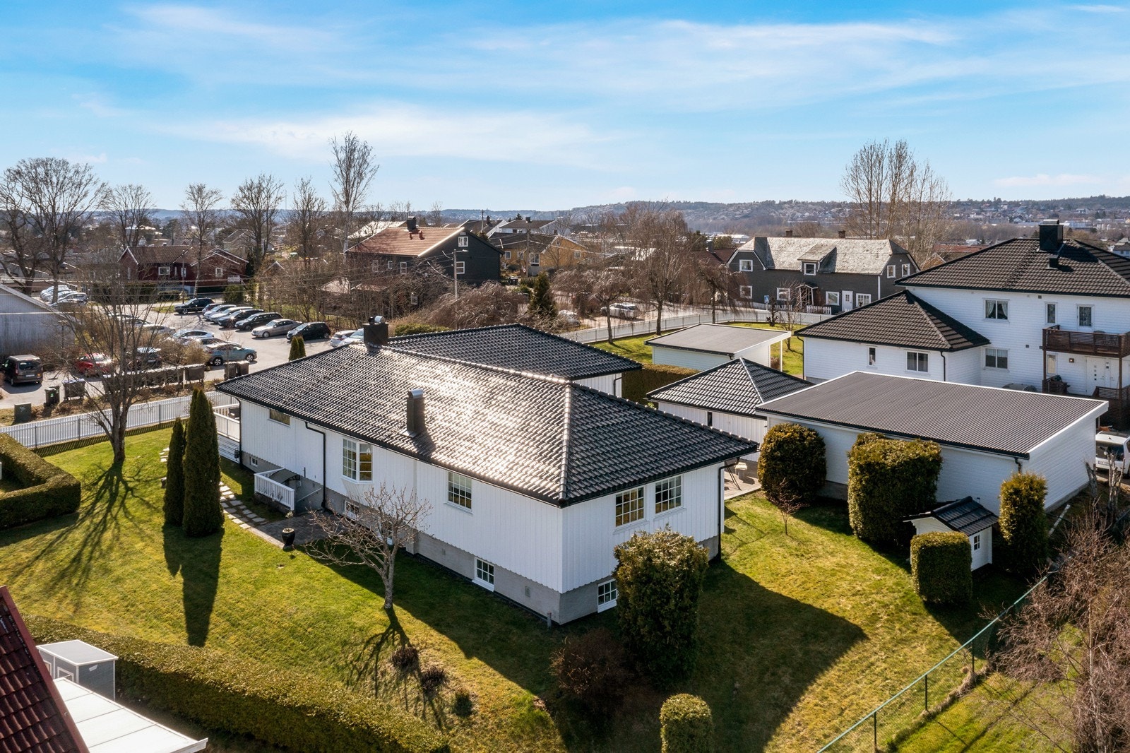 Eiendommen ligger på en flat, men litt skrånede, tomt med en stor og deilig gressplen som byr på lek og moro for store og små. Her kan du bevege deg fritt rundt hele boligen! Galleribilde