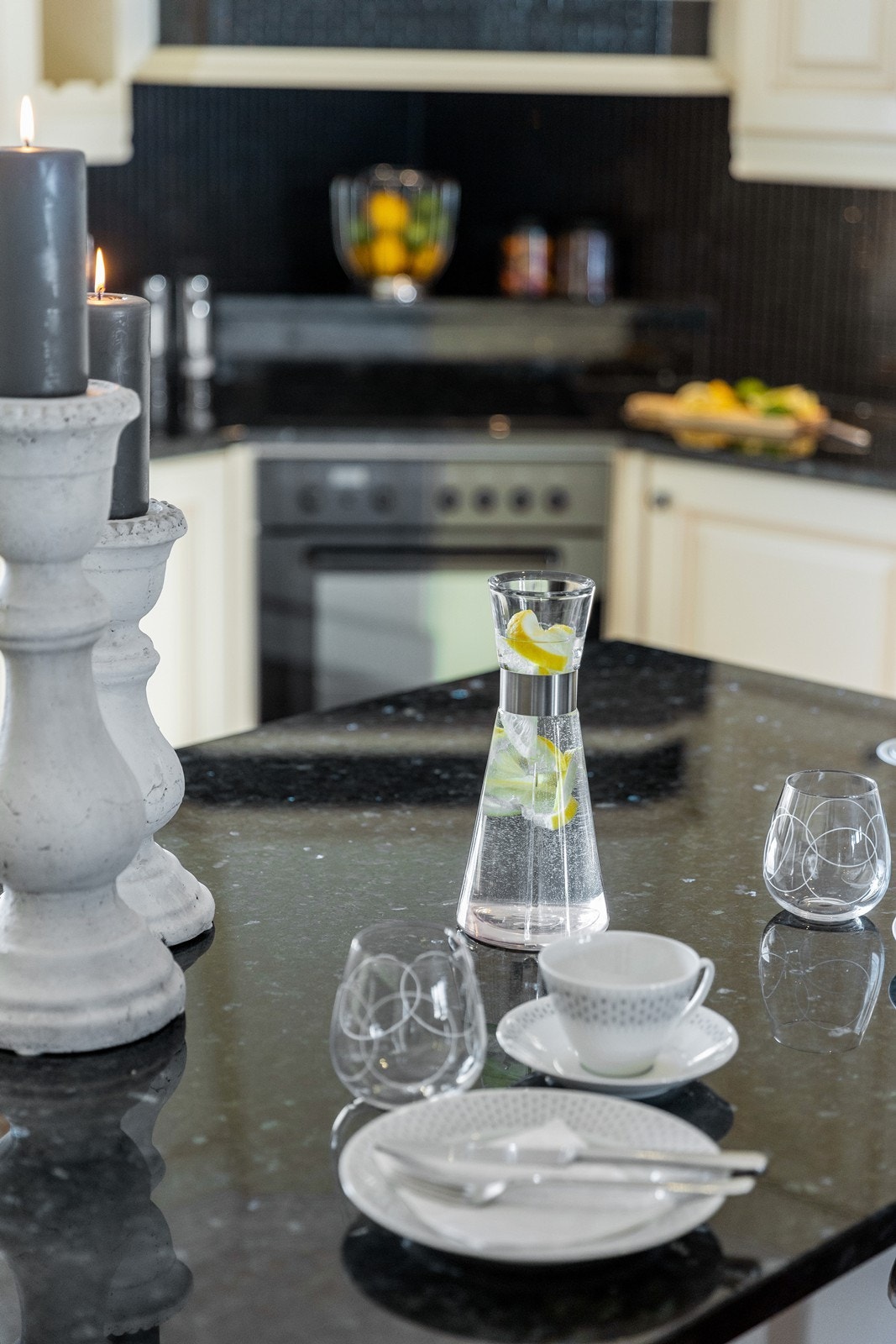 Kjøkkenøyen bidrar til ekstra benkeplass samt spiseplass. Galleribilde