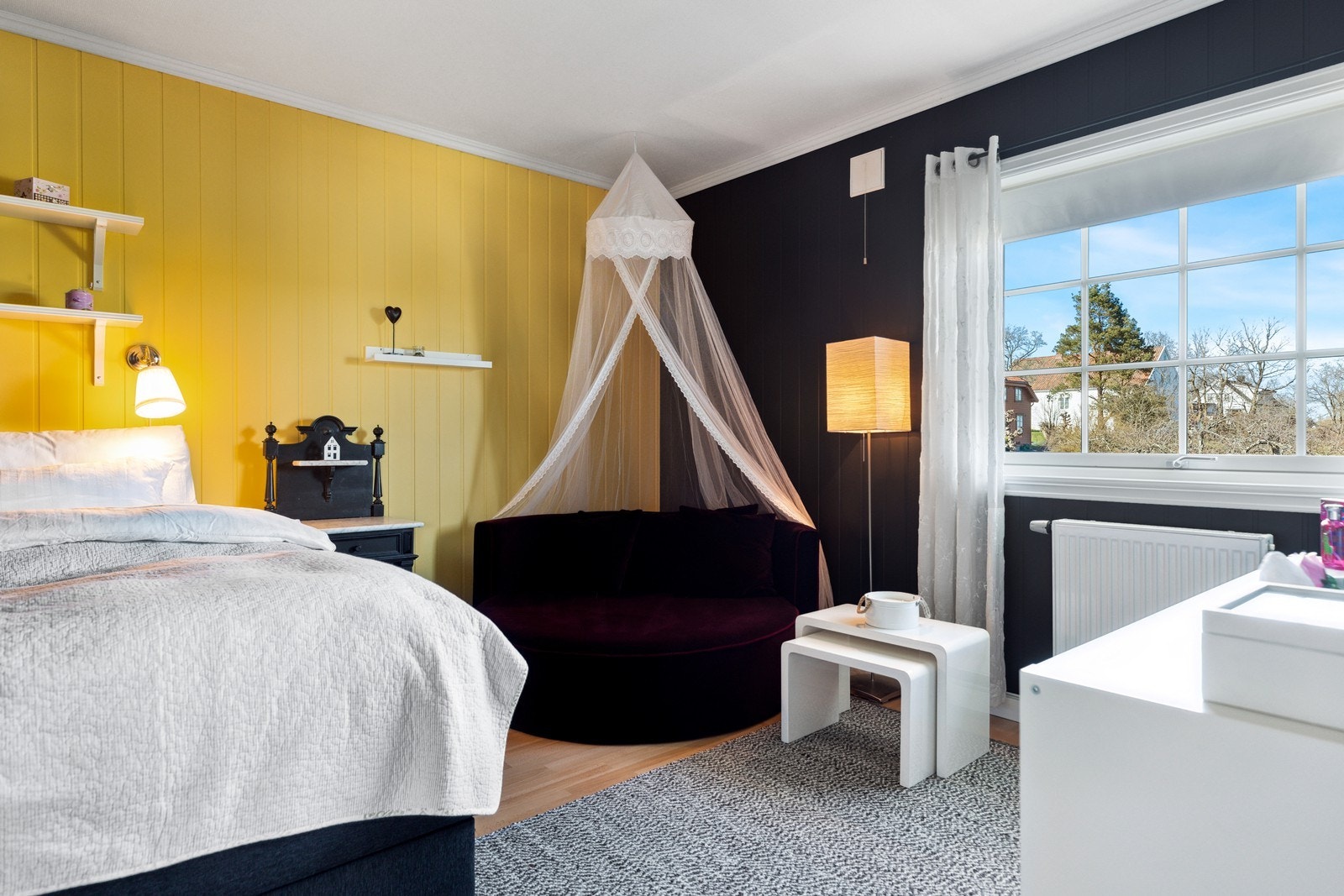 Soverommene i hovedetasjen er likt fordelt på hver sin ende av boligen. På denne måten kan en ha en ungdomsavdeling samt en voksen-/barneavdeling. Galleribilde