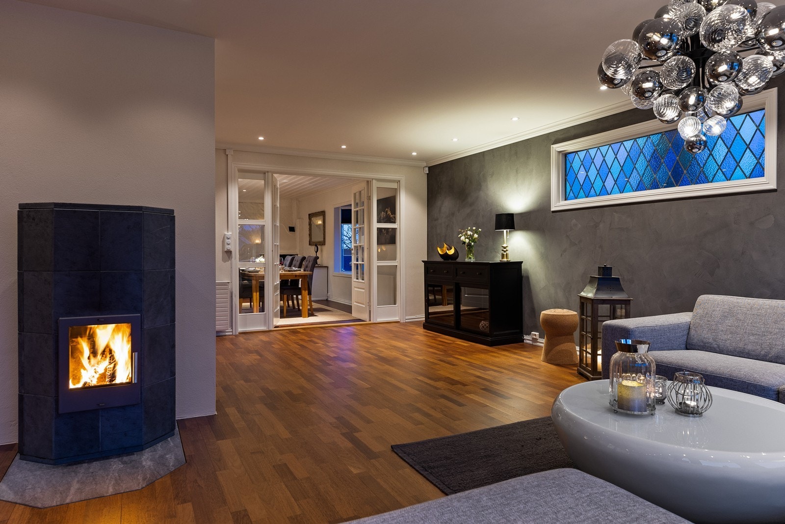 I stuen står en av boligen 4 peisovner. Denne bidrar godt med varme på kjølige vinterdager. Galleribilde