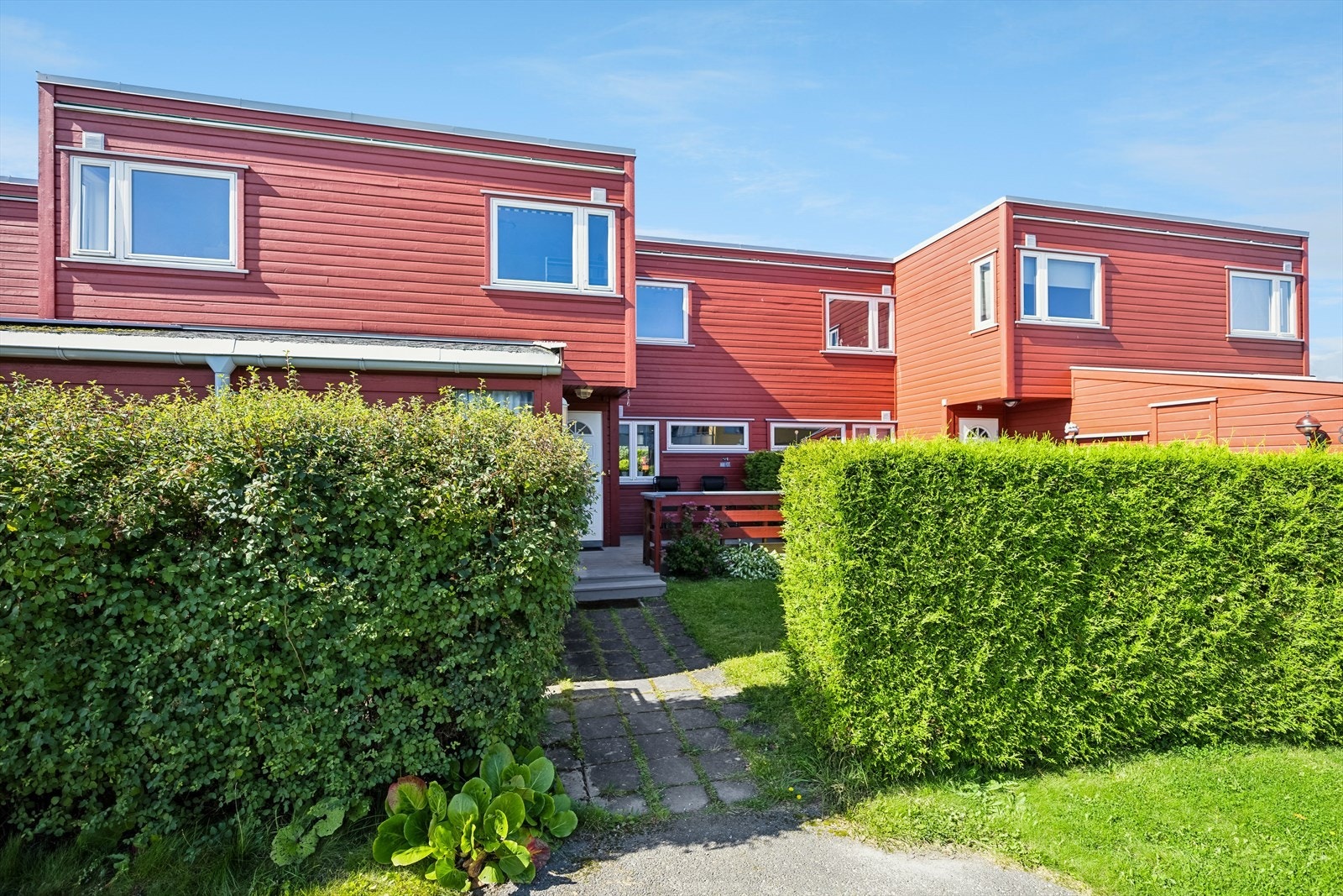 DNB Eiendom ved Farzan Hamid Khan (904 00 479) har gleden av å presentere Ulsholtveien 8C!
Et rekkehus over to etasjer på 127 kvm BRA-I. Innvendig fremstår boligen med normalt god stand. Galleribilde