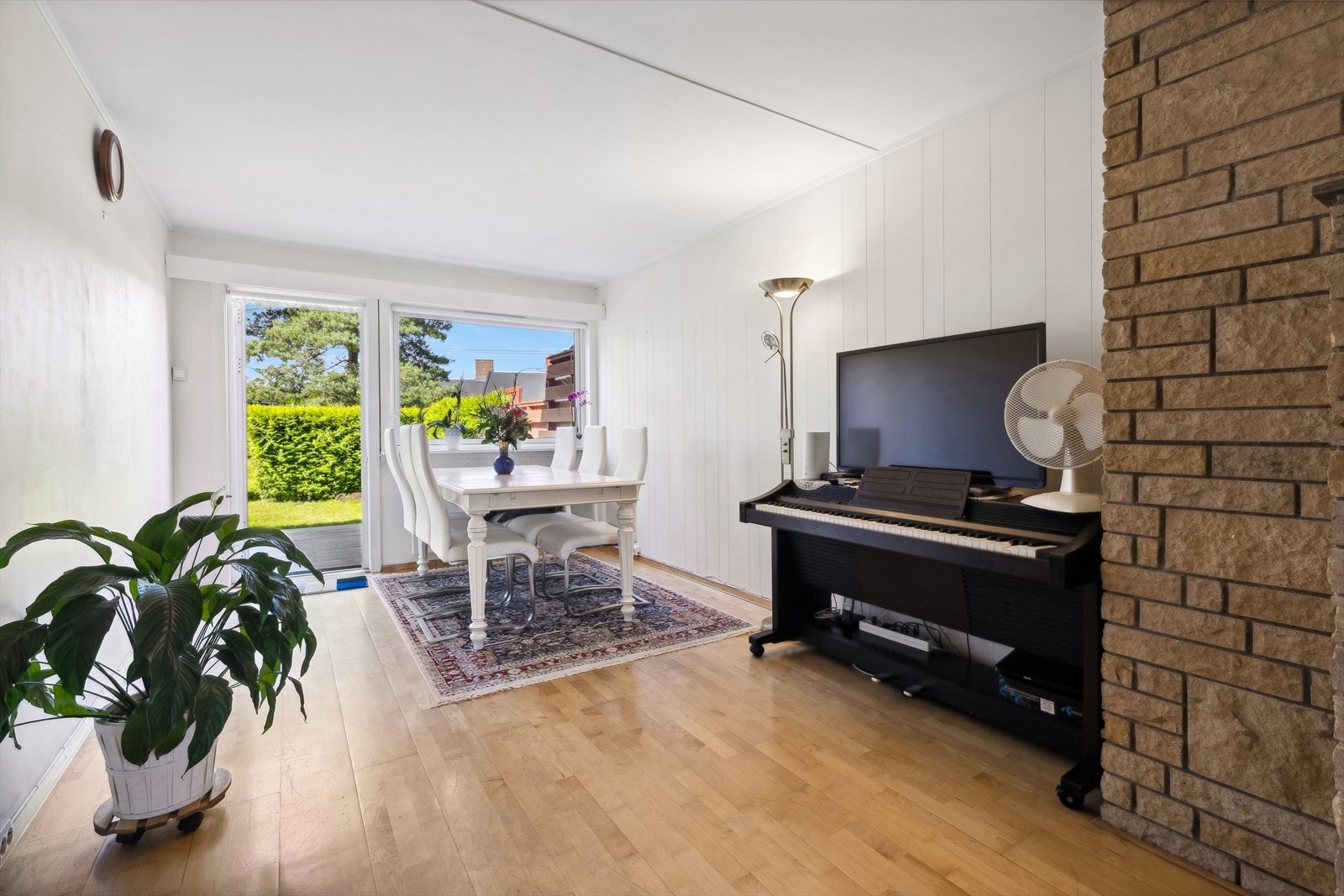 Det er plass til stort spisebord som kan slås ut ved sosiale sammenkomster. Galleribilde