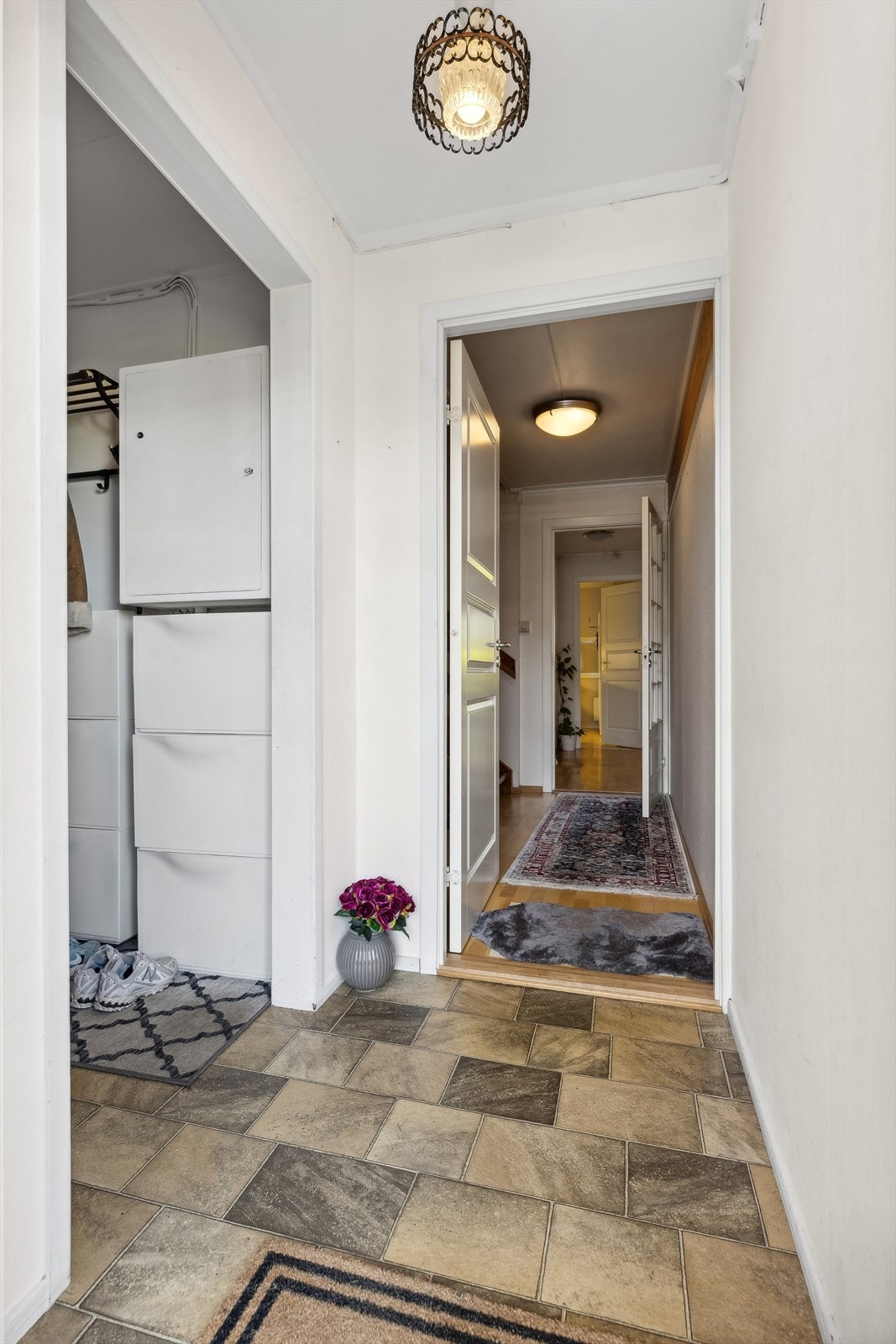Her er det god plass til oppbevaringsløsninger i tillegg til en romslig innvendig bod. Galleribilde