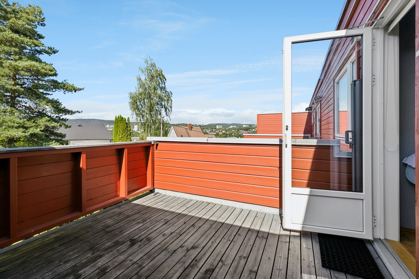 Balkong utenfor ett av soverommene på 9 kvm - her er det gode solforhold og fin utsikt mot nabolaget. Galleribilde