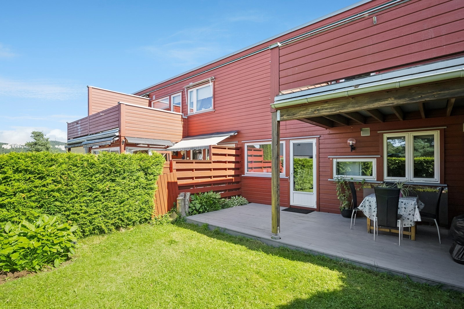Her er det god plass til både utemøblement og grill - her kan både lange sommerdager/-kvelder nytes. Galleribilde