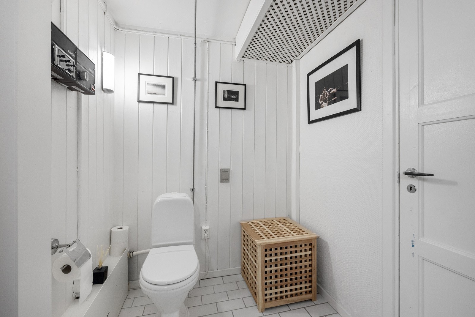 Badet har dusj, kverntoalett og servant. Boligen har TG3 på bad og vaskerom i underetasje, samt bad i 1. etasje grunnet alder. Galleribilde