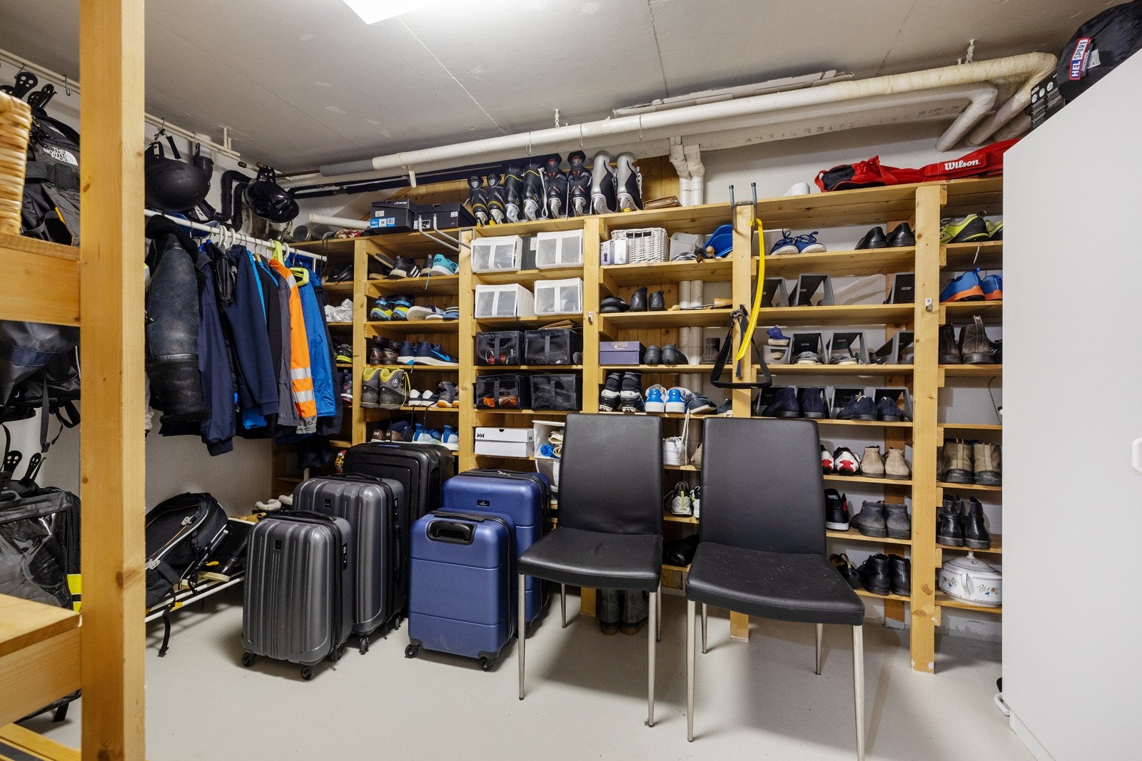 Tilstrekkelig med plass til alt av tur- og sportsutstyr, kofferter, lagring av sesongtøy osv. Galleribilde