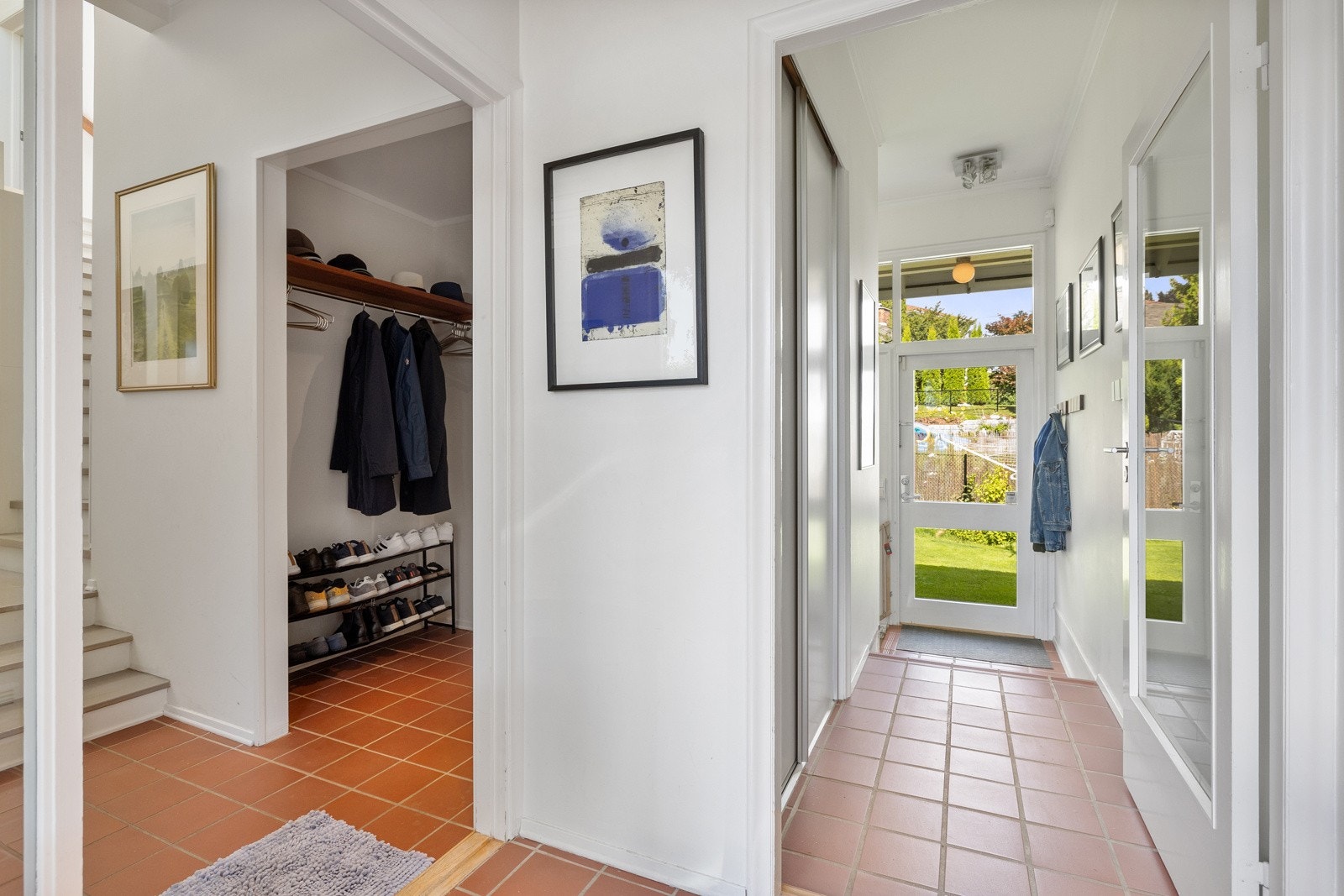 God plass til sko og yttertøy i skyvedørsgarderobe. I tillegg er det et praktisk garderoberom vegg-i-vegg. Galleribilde