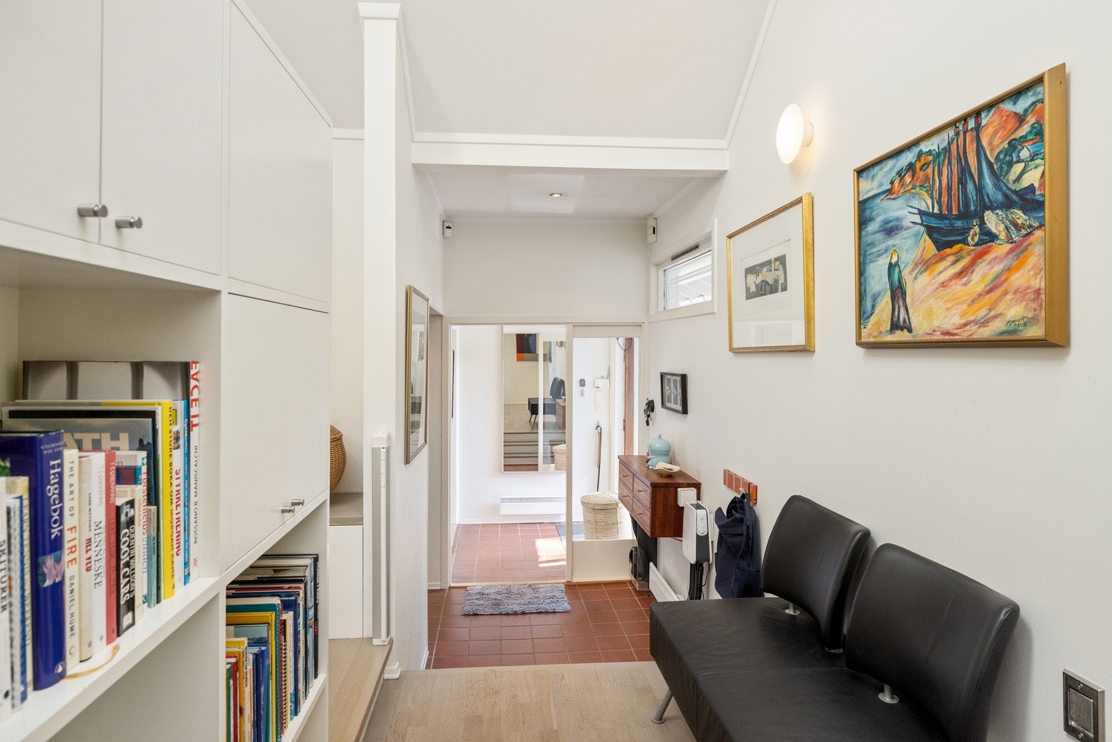 Huset har et meget innbydende inngangsparti/entré med god plass til ulike oppbevaringsløsninger. Galleribilde
