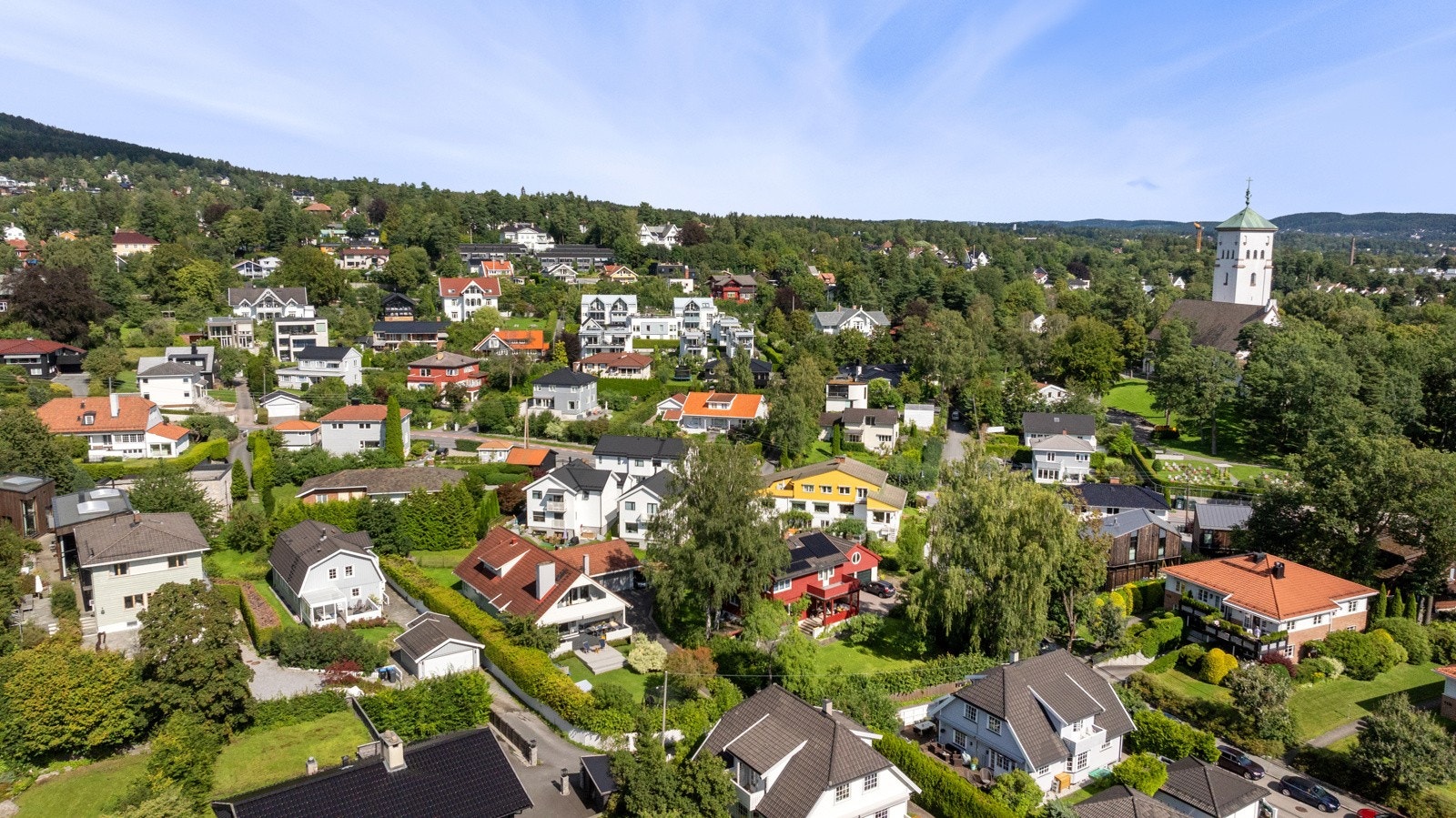 Eiendommen ligger tilbaketrukket i et rolig, attraktivt og familievennlig område. Galleribilde