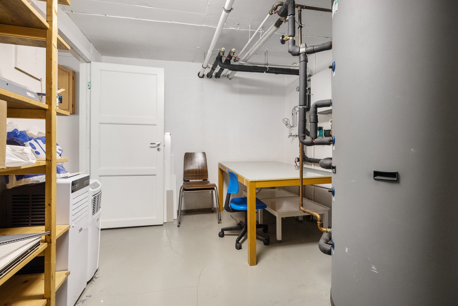Luft-til-vann varmepumpe og varmtvannstank på 500 liter med oppvarming fra varmepumpe. Fem konvektor vifteovner knyttet til anlegget sørger for oppvarming. Galleribilde
