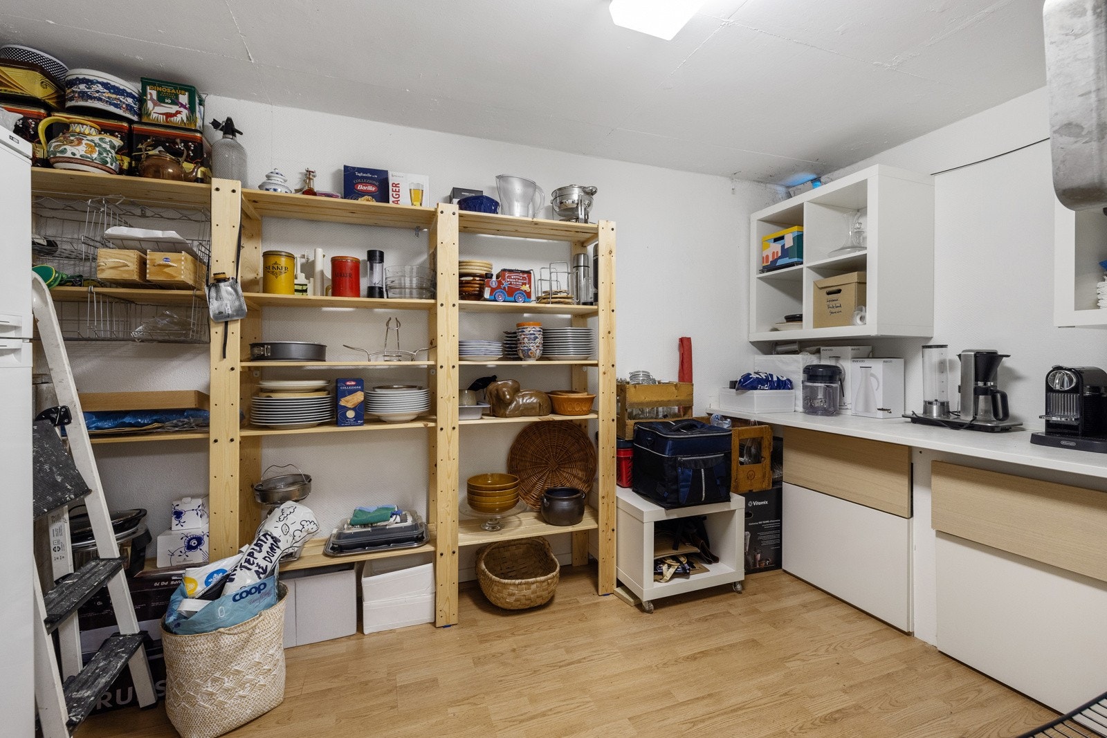 Forøvrig er det rikelig med oppbevaringsplass fordelt på fem boder i underetasjen. Galleribilde