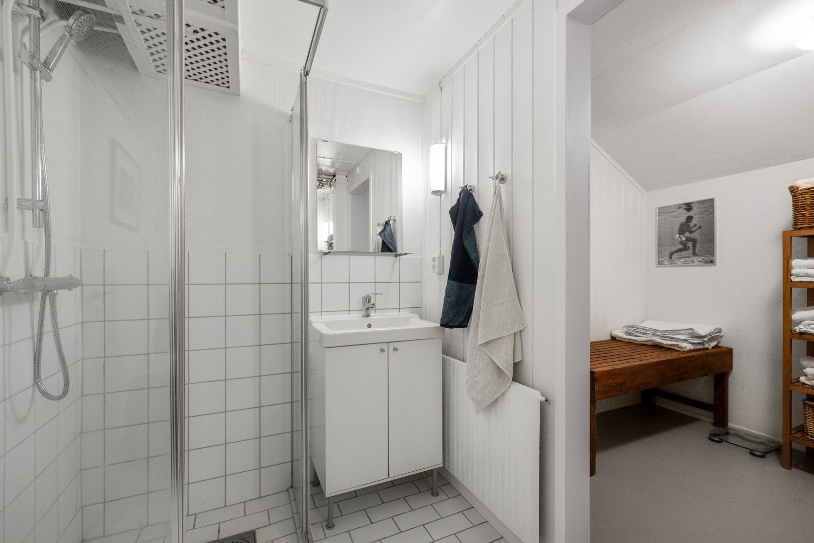 Flislagt bad i underetasjen med adkomst til badstue. Galleribilde