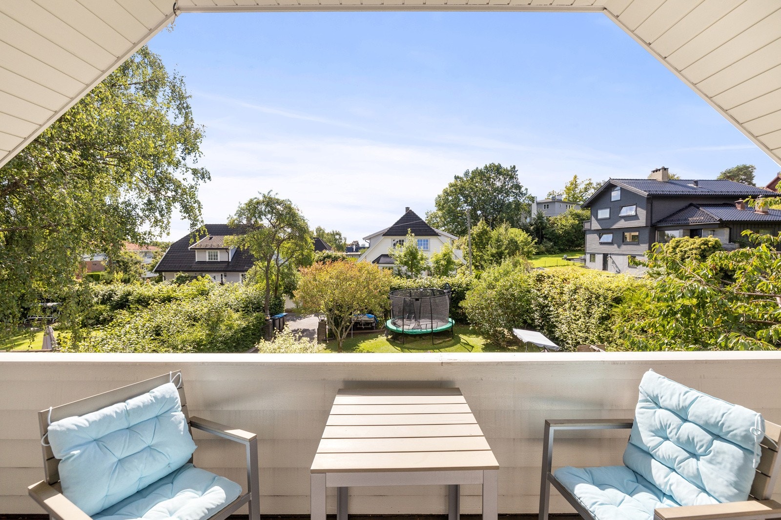 Fra balkongen har du god oversikt ned mot terrasse- og hageområde, samt utsyn over det idylliske nærområdet. Galleribilde