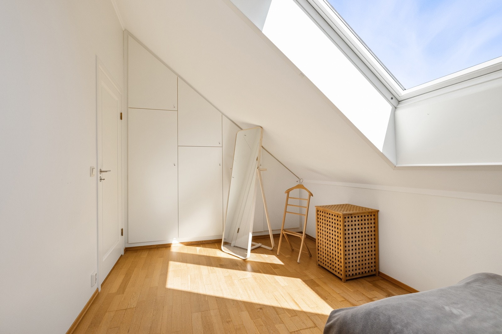 Oppbevaringsplass i plassbygget garderobeløsning under skråhimlingen. Galleribilde