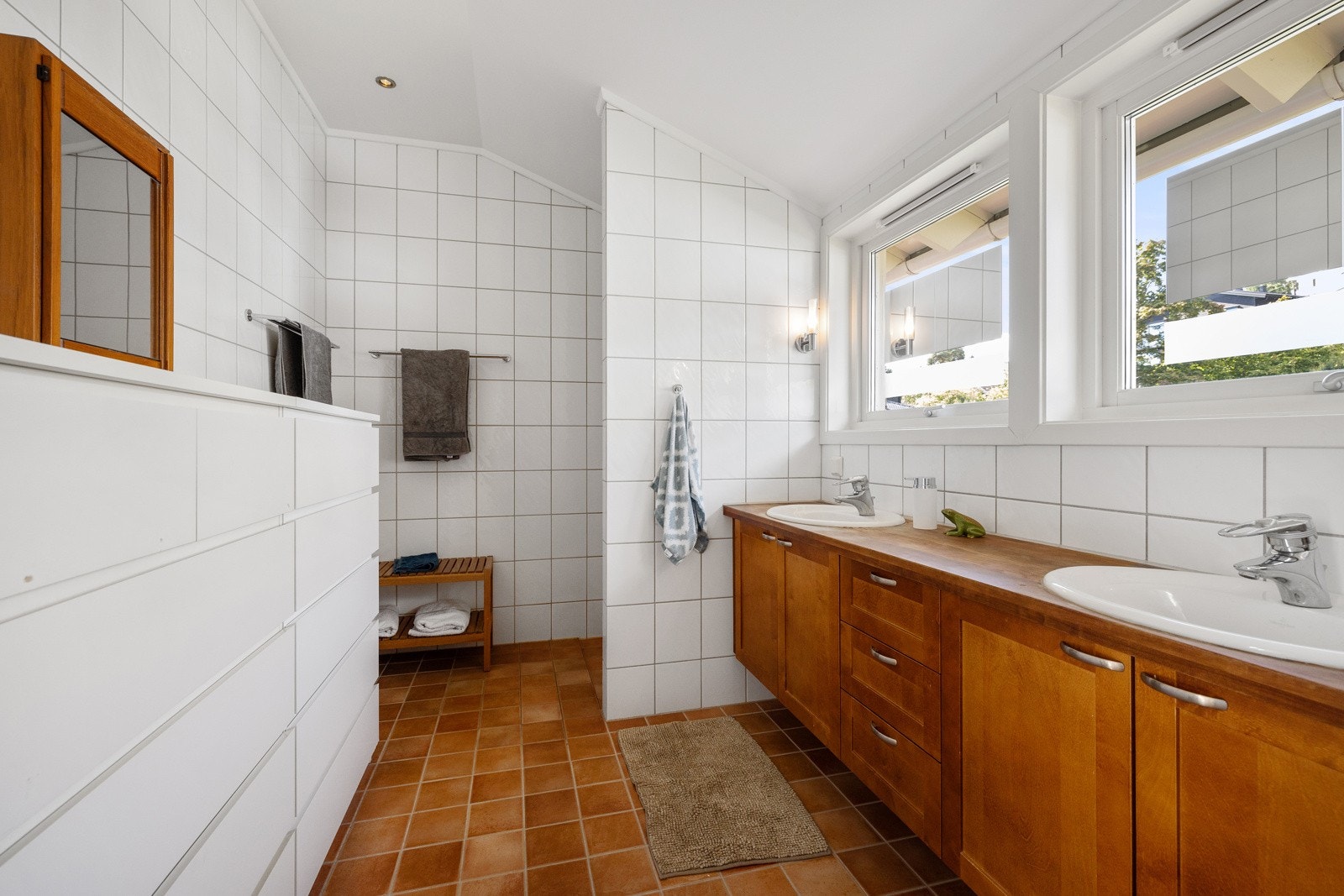 Bad i 2. etasje med stor servantinnredning med god oppbevaringsplass og to servanter. Galleribilde