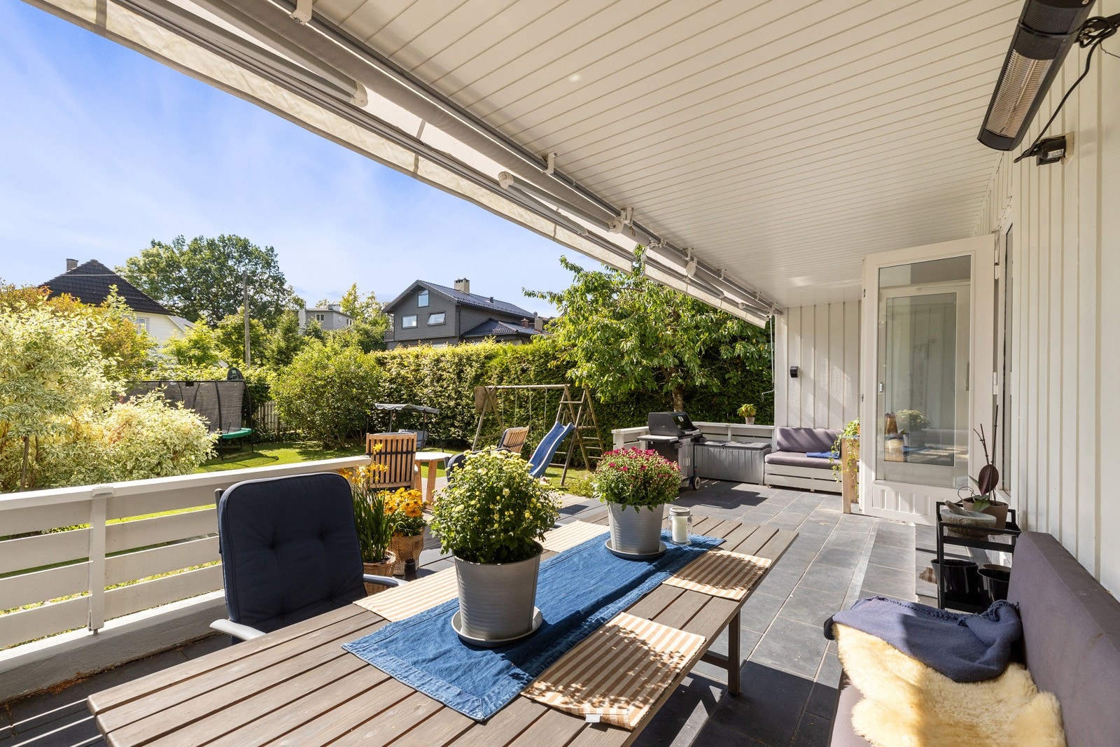 Et perfekt oppholdsareal å invitere venner og familie til hyggelig grillkvelder om sommeren. Galleribilde