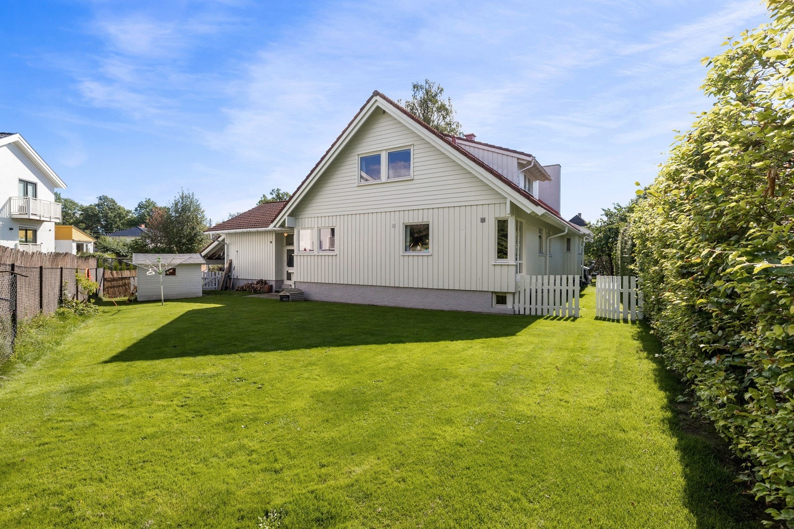 På baksiden av huset er det også stort plenareal med mye plass og port/inngjerding som gjør det egnet for hund. Galleribilde