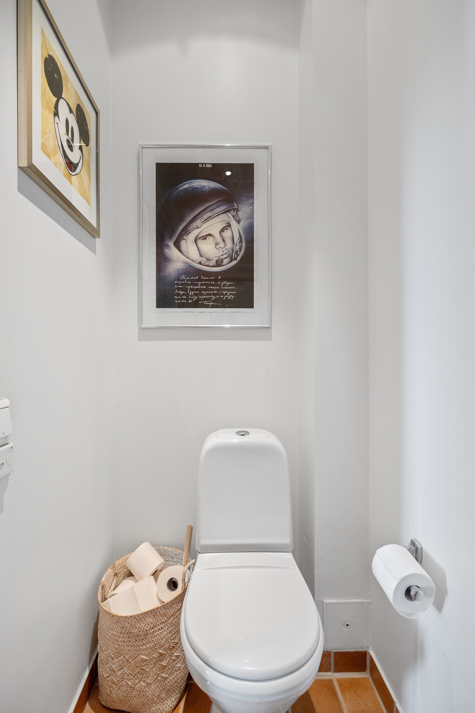 Et fint separat gjestetoalett ligger med praktisk adkomst fra entré/gang. Galleribilde